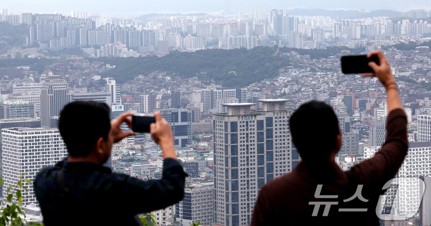 서울 남산에서 바라본 도심에 아파트 단지와 주택가가 보이고 있다. 2024.5.20/뉴스1 ⓒ News1 장수영 기자