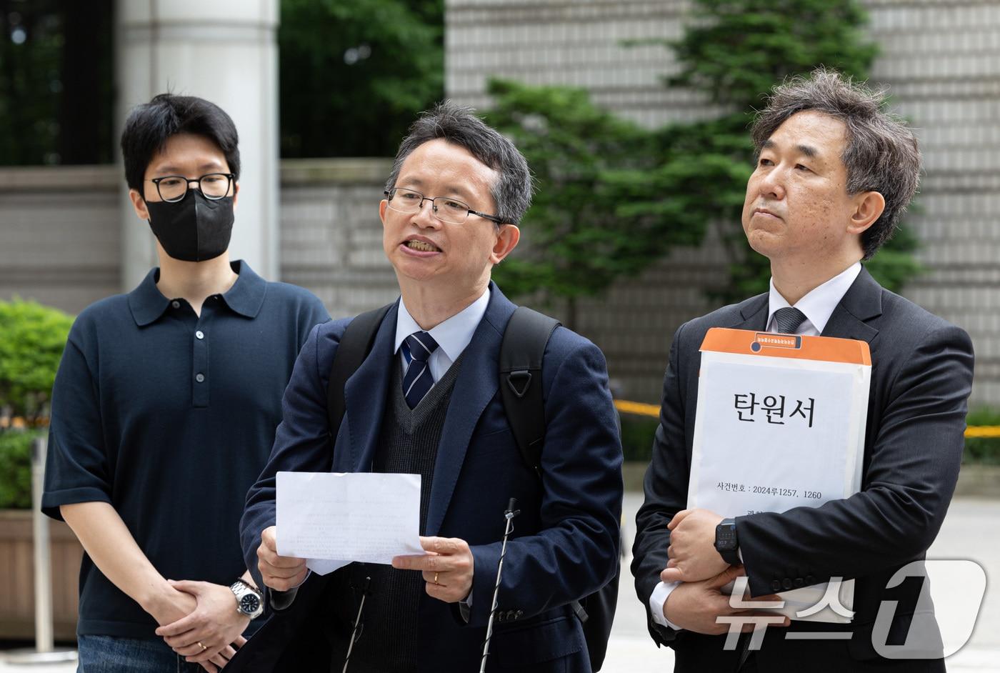 오세옥 부산대학교 의과대학 교수협의회장 겸 비대위원장&#40;가운데&#41;과 김종일 전국의과대학교수협의회&#40;전의교협&#41; 부회장이 20일 오후 서울 서초구 서울고등법원 앞에서 의대 정원 증원 처분 집행정지 인용 결정 촉구 탄원서 제출 기자회견을 하고 있다. 2024.5.20/뉴스1 ⓒ News1 이재명 기자