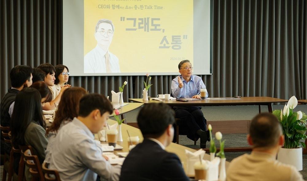 이한준 한국토지주택공사&#40;LH&#41; 사장이 20일 경남 진주시 LH 본사에서 LH 2030 청년 직원들과 간담회를 진행하고 있다./LH 제공