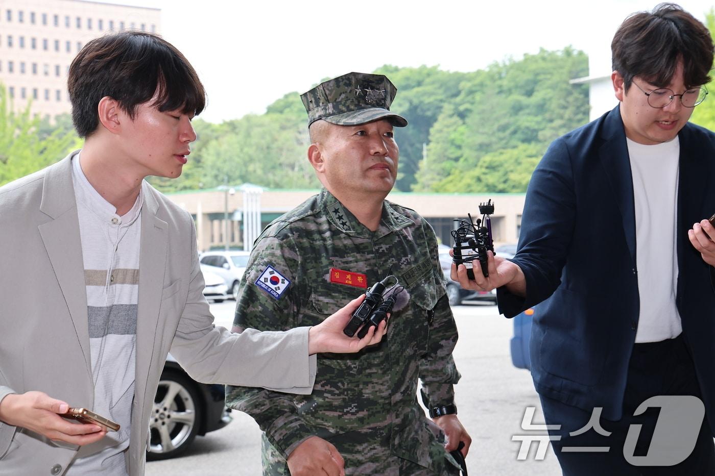 &#39;해병대 채 상병 순직사건 수사 외압 의혹&#39; 핵심 피의자로 지목된 김계환 해병대 사령관&#40;중장&#41;이 21일 고위공직자범죄수사처&#40;공수처&#41;에 다시 출석해 기자들의 질문을 받고 있다. 2024.5.21./ⓒ News1 김도우 기자