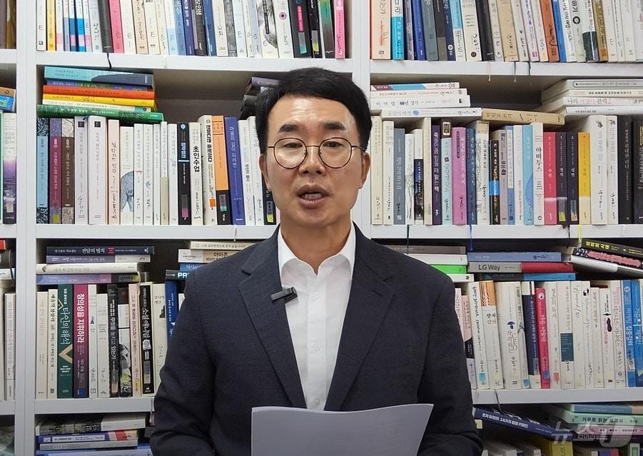 진양곤 에이치엘비그룹 회장이 간암 신약 허가 신청서 본심사 결과와 관련한 내용을 유튜브를 통해 발표하고 있다.&#40;에이치엘비 유튜브 제공&#41;/뉴스1 ⓒ News1