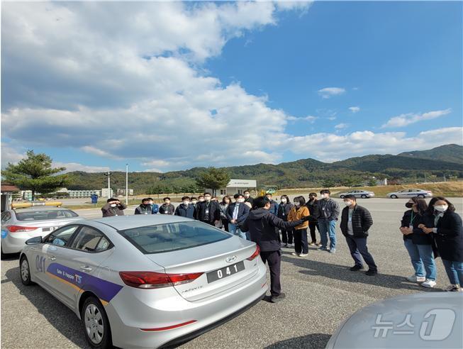 경북도는 도와 시·군 공무원들을 대상으로 매년 교통안전체험 교육을 실시하고 있다.&#40;경북도 제공&#41;