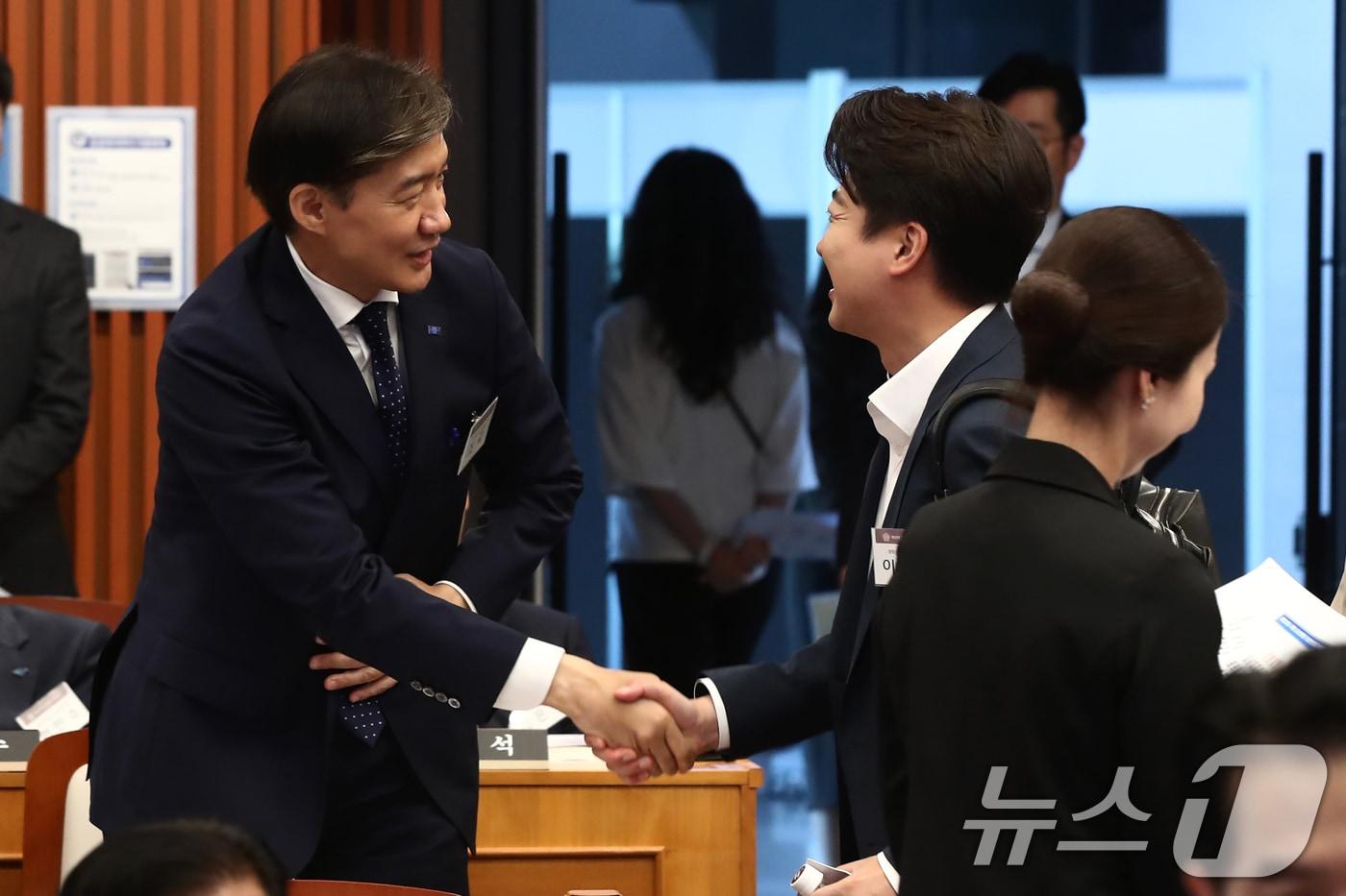 조국 조국혁신당 대표와 이준석 개혁신당 당선인이 지난 5월 21일 오전 서울 여의도 국회박물관에서 열린 제22대 국회 초선의원 의정연찬회에 참석해 인사나누고 있다. 2024.5.21/뉴스1 ⓒ News1 이광호 기자