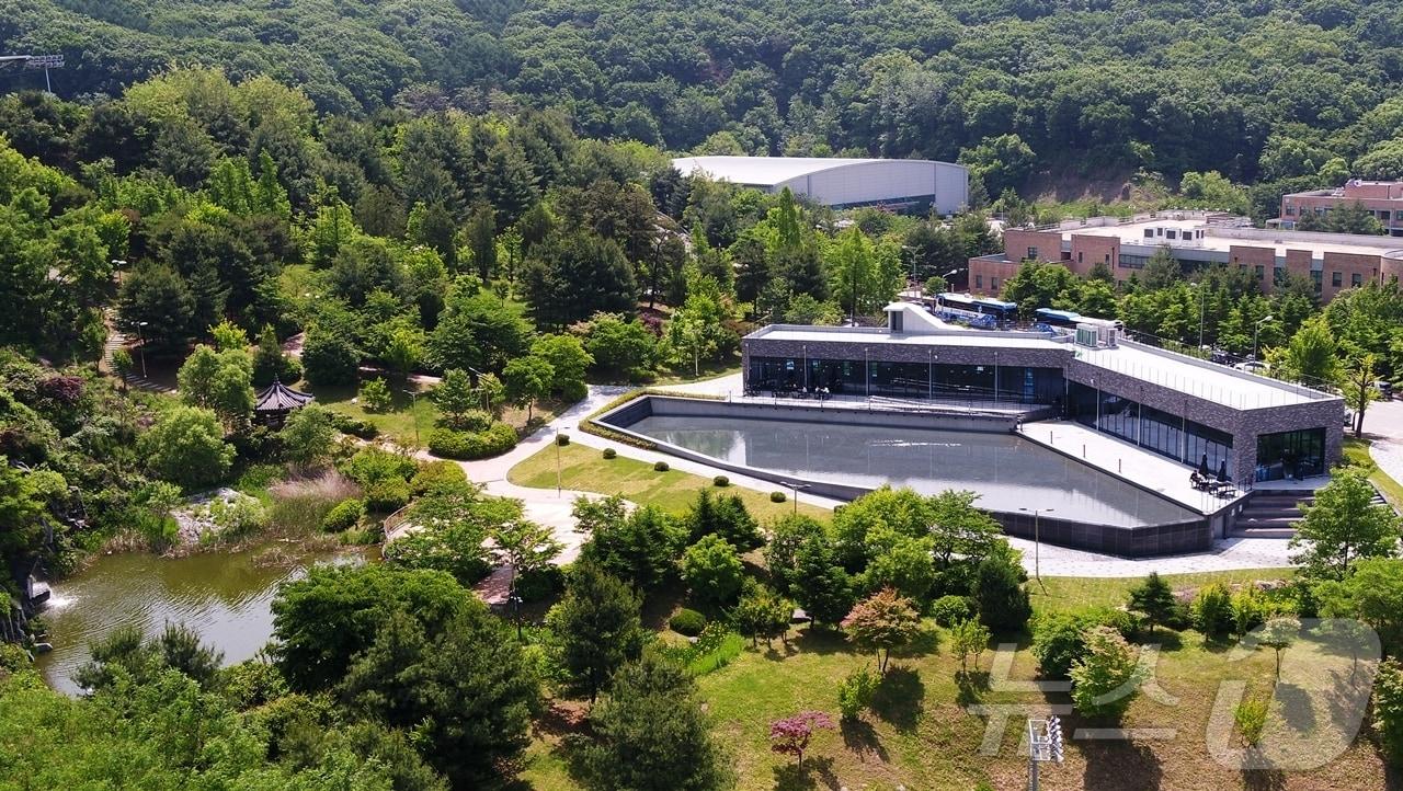 단국대가 20일 개관한 죽전캠퍼스 야외도서관 &#39;베어토피아&#39; 전경.&#40;단국대 제공&#41;