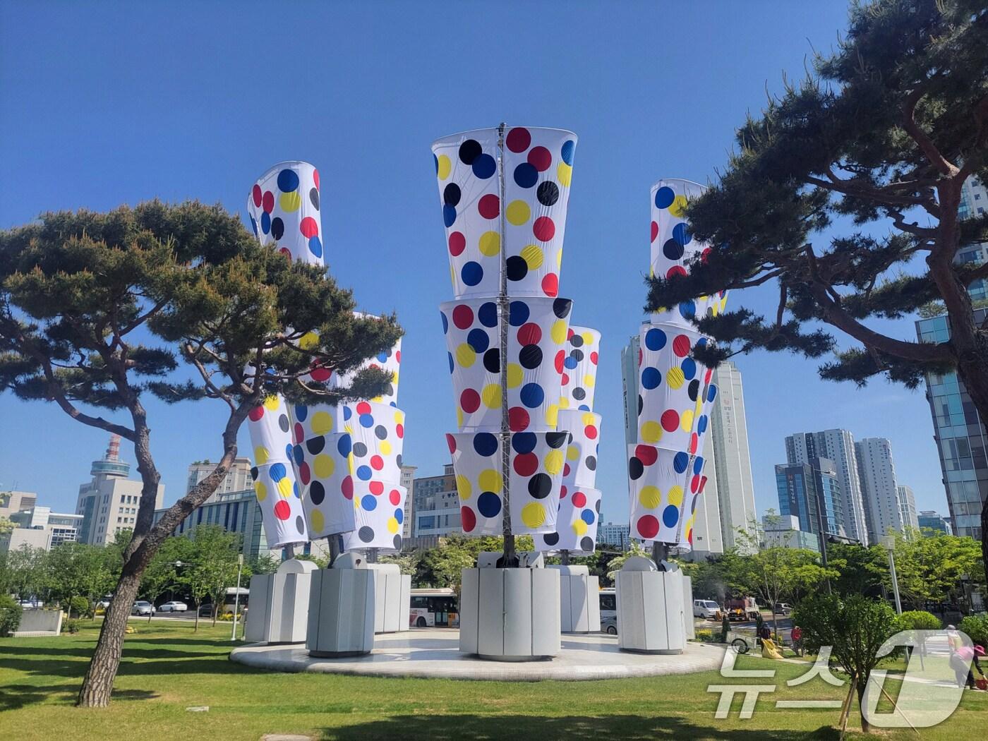 광주시청 앞 시민광장에 설치된 이탈리아 작가 &#39;알레산드로 멘디니&#39;의 작품 &#39;기원&#39;.&#40;광주시 제공&#41;2024.5.21/뉴스1