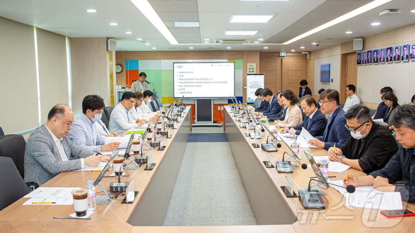 20일 부산대병원에서 열린 부산권역 책임의료기관 대표협의체 회의에서 김창훈 부산대병원 공공보건의료사업실장이 사업계획을 발표하고 있다.&#40;부산대병원 제공&#41;