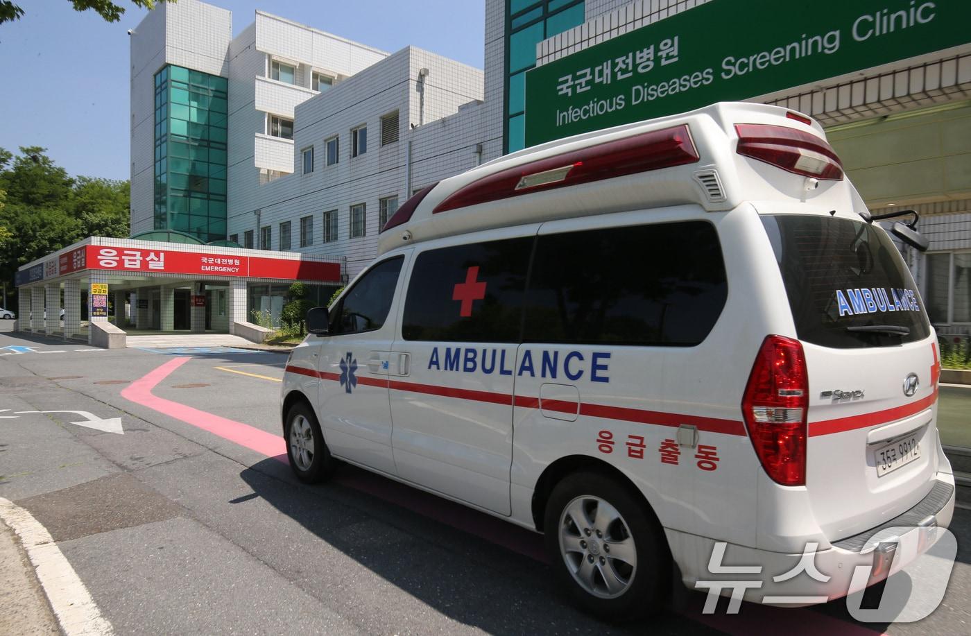 21일 대전시 국군대전병원으로 구급차량이 이동하고 있다. 이날 육군 제32보병사단 신병교육대에서 훈련중 수류탄이 터지면서 훈련병 1명이 숨지고, 부사관 1명이 중상을 입는 사고가 발생했다. 이 사고로 훈련을 받던 A 훈련병이 심정지 상태로 국군대전병원으로 옮겨졌지만 숨졌다. 부사관은 이날 국군수도병원으로 이송됐다. 2024.5.21/뉴스1 ⓒ News1 김기태 기자