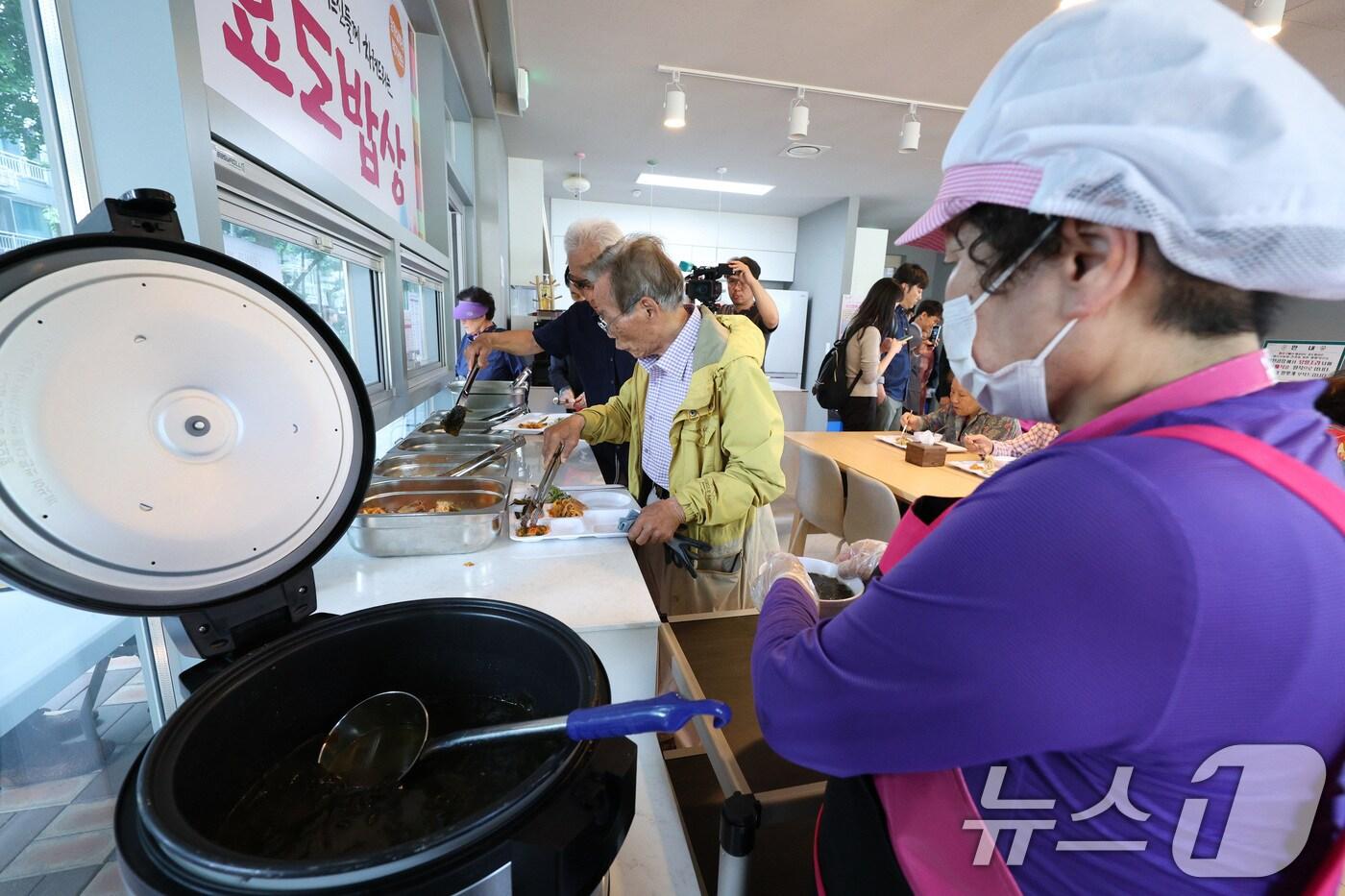 14일 충북 음성군이 노인일자리사업으로 사랑방 급식 지원사업을 추진한다고 밝혔다.&#40;자료사진&#41;/뉴스1 ⓒ News1 신웅수 기자