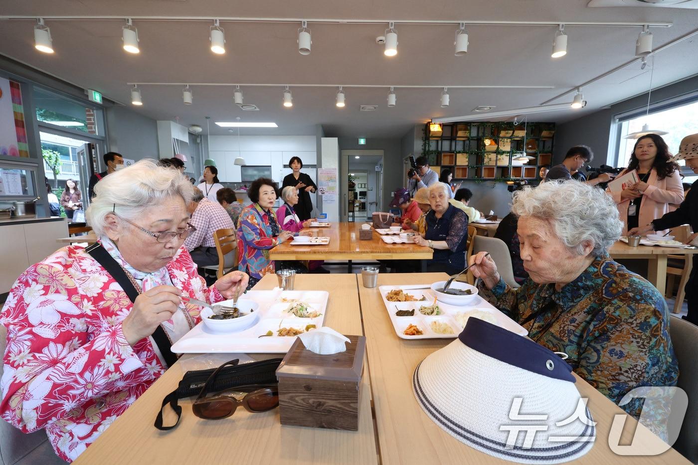 서울 마포구 효도밥상경로당에서 열린 주민참여 효도밥상 제공 행사에 참가한 어르신들이 점심 식사를 하고 있다.ⓒ News1 신웅수 기자