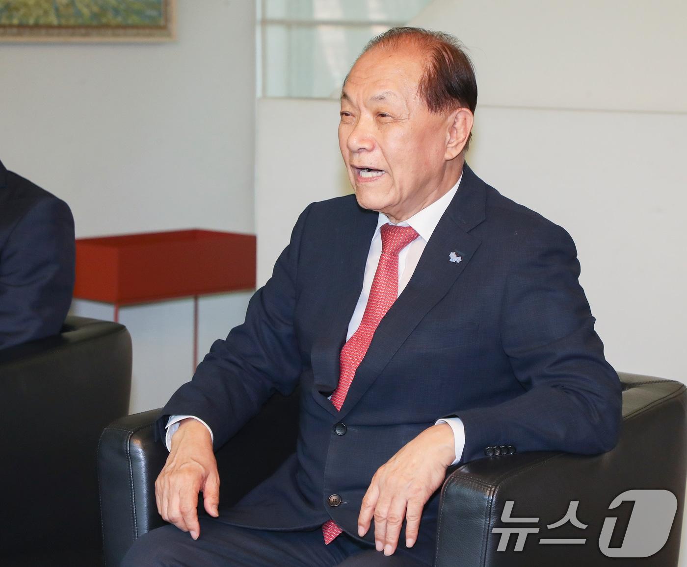 황우여 국민의힘 비상대책위원장이 21일 서울 강남구 이명박 전 대통령 사저에서 이 전 대통령과 환담을 나누고 있다. &#40;국민의힘 제공&#41; 2024.5.21/뉴스1 ⓒ News1 송원영 기자