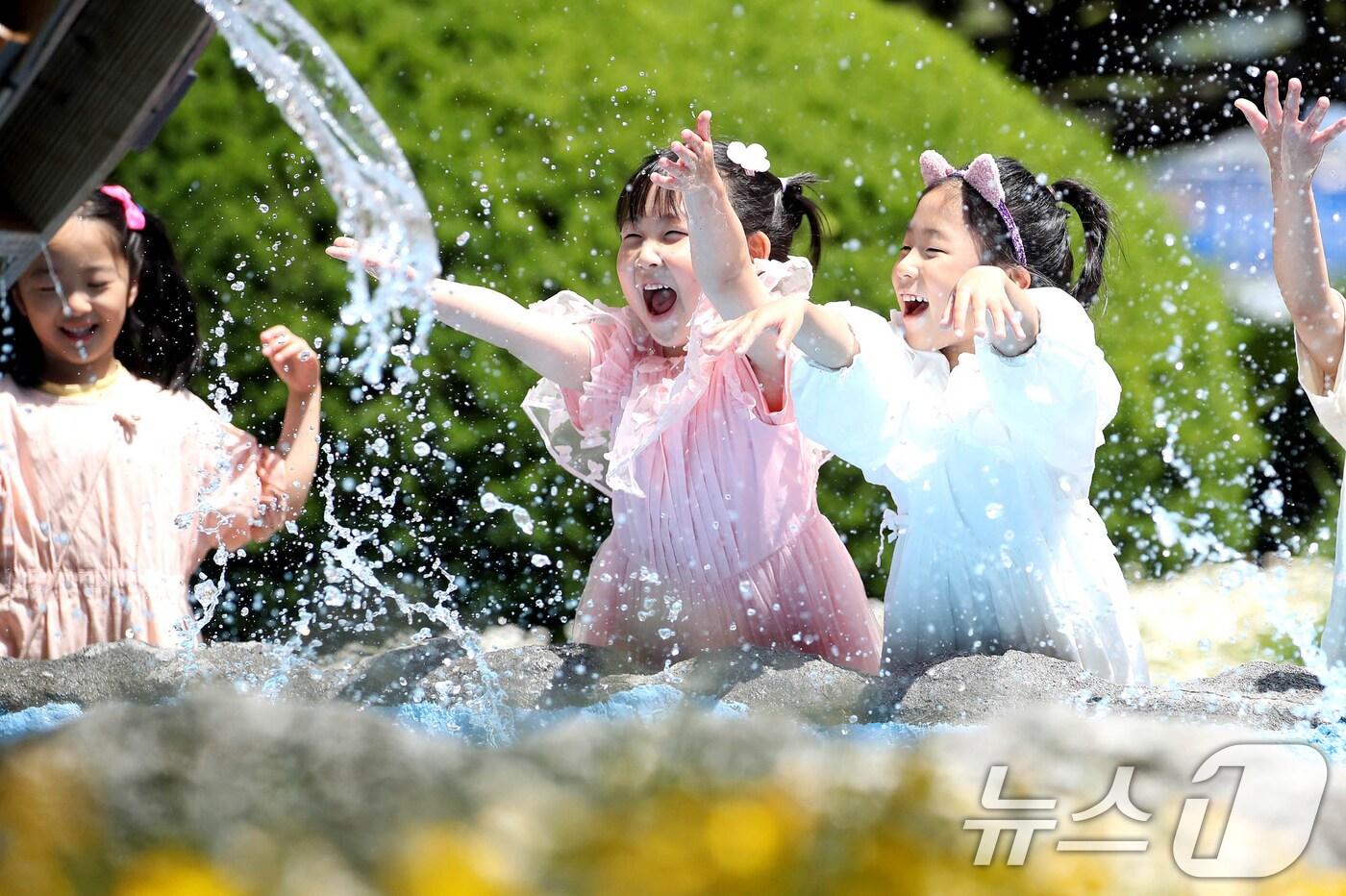 초여름 날씨를 보인 21일 광주 북구청 광장으로 야외활동 나온 북구청직장어린이집 아이들이 물레방아에서 물장구를 치며 즐거워 하고 있다. &#40;광주 북구 제공&#41; 2024.5.21/뉴스 ⓒ News1 이승현 기자