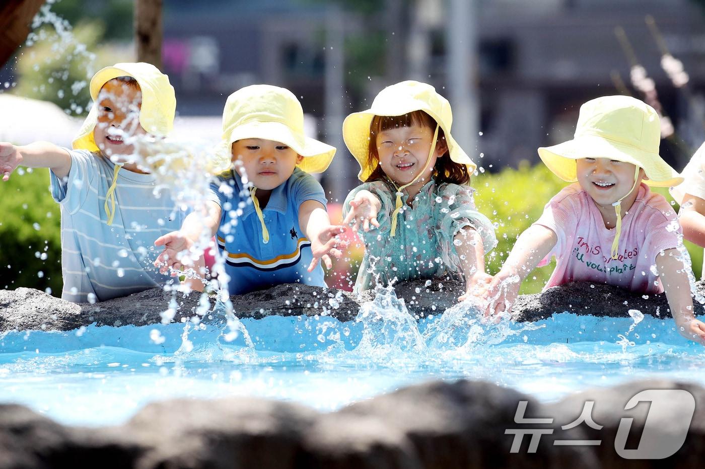 광주 북구청 광장으로 야외활동 나온 북구청직장어린이집 아이들이 물레방아에서 물장구를 치며 즐거워 하고 있다. &#40;광주 북구 제공&#41;/기자 내용과 사진은 관련이 없음/뉴스 ⓒ News1 이승현 기자