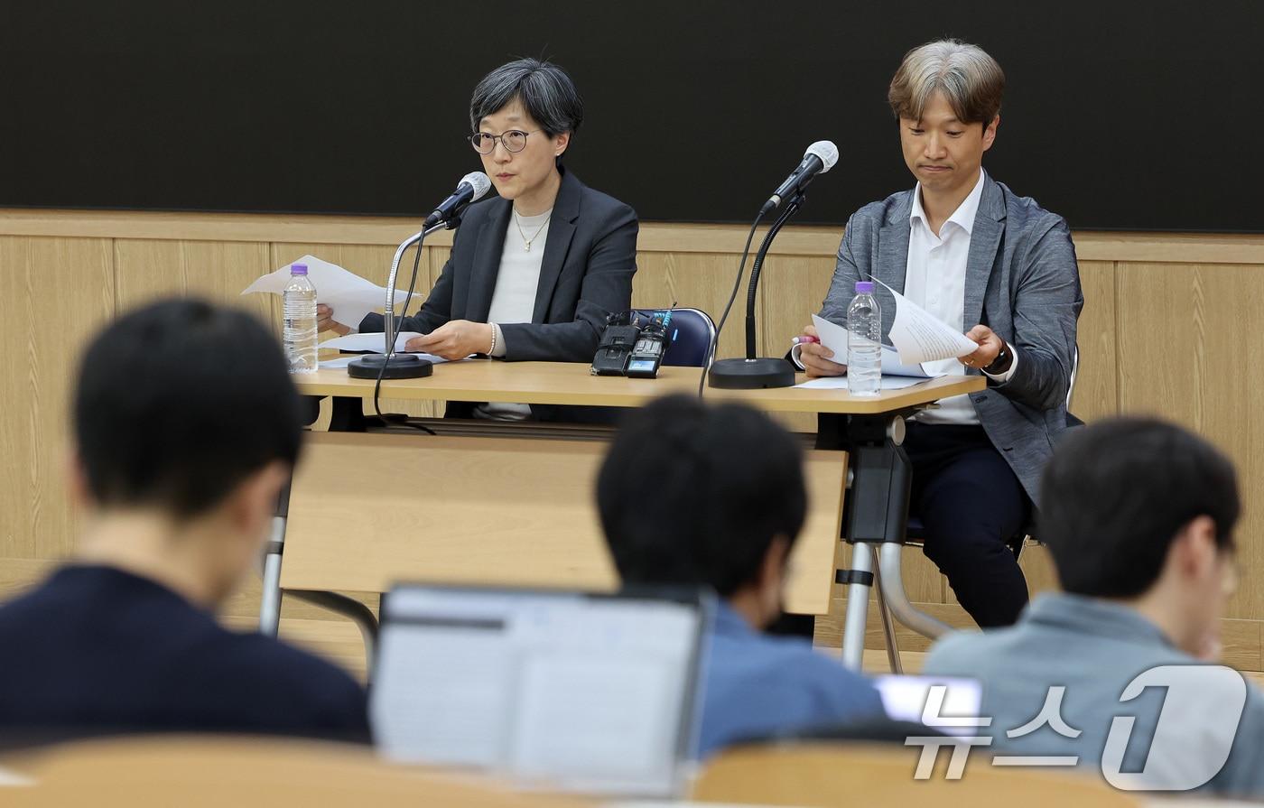 강희경 서울의대 서울대병원 교수협의회 비상대책위원장이 21일 오후 서울 종로구 서울대 의과대학 융합관 양윤선홀에서 열린 서울대의대-병원 교수협의회 비상대책위원회 &#39;의사 수 추계 연구&#39; 관련 기자회견에서 발언하고 있다. 오른쪽은 서울대 의대·병원 비상대책위원회 홍보팀장을 맡고 있는 오승원 교수. 2024.5.21/뉴스1 ⓒ News1 이동해 기자