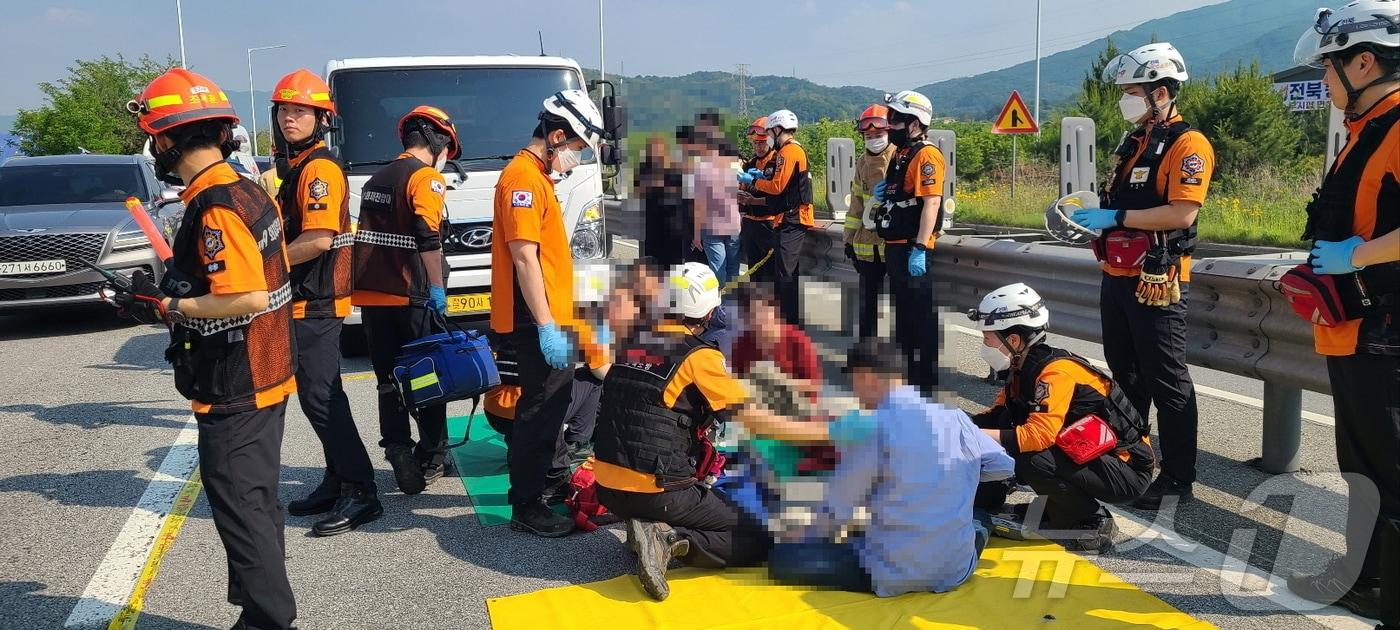 21일 오후 3시 4분께 전북자치도 전주시 완산구 중인동 한 교차로에서 스타렉스 차량과 승용차 등 4중 추돌사고가 발생했다.&#40;전북자치도소방본부 제공&#41;