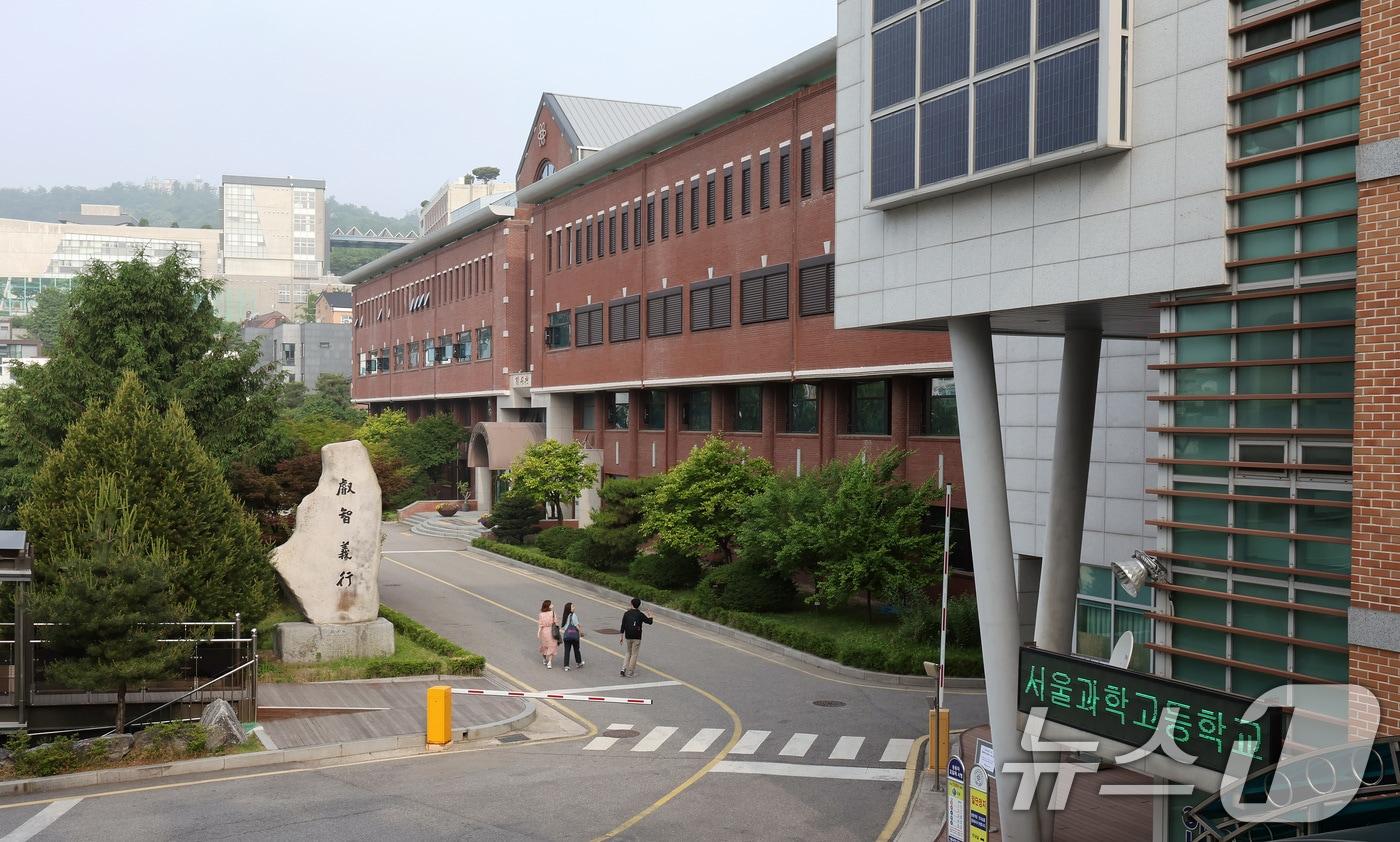  서울 종로구 과학고등학교에 학교 관계자들이 오가고 있다. /뉴스1 ⓒ News1 이동해 기자