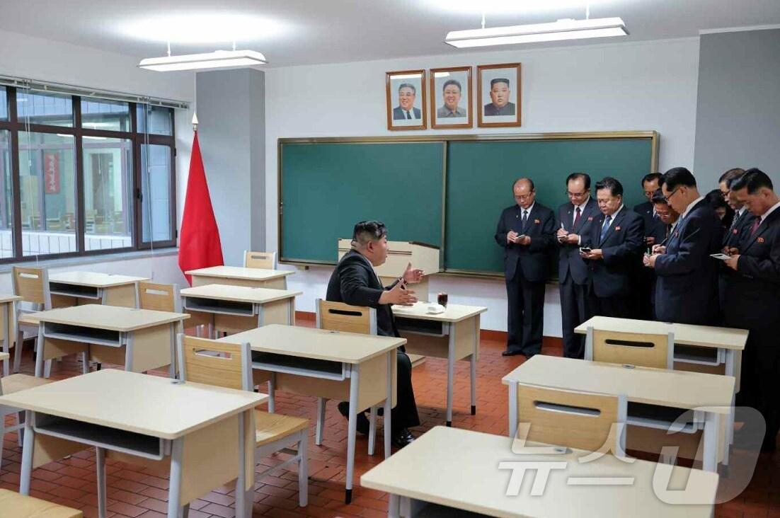 북한 노동당 기관지 노동신문은 22일 조선노동당 중앙간부학교 준공식이 지난 21일 진행됐다고 보도했다. 중앙간부학교 교실엔 김정은 노동당 총비서 초상화가 김일성 주석과 김정일 국방위원장의 초상화와 나란히 걸려있다. [국내에서만 사용가능. 재배포 금지. DB 금지. For Use Only in the Republic of Korea. Redistribution Prohibited] rodongphoto@news1.kr