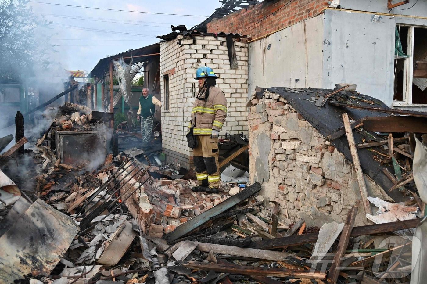 21일&#40;현지시각&#41; 우크라이나 하르키우 외곽에서 러시아 군의 드론 공격을 받아 박살 난 주택이 보인다. 2024.05.22 ⓒ AFP=뉴스1 ⓒ News1 우동명 기자