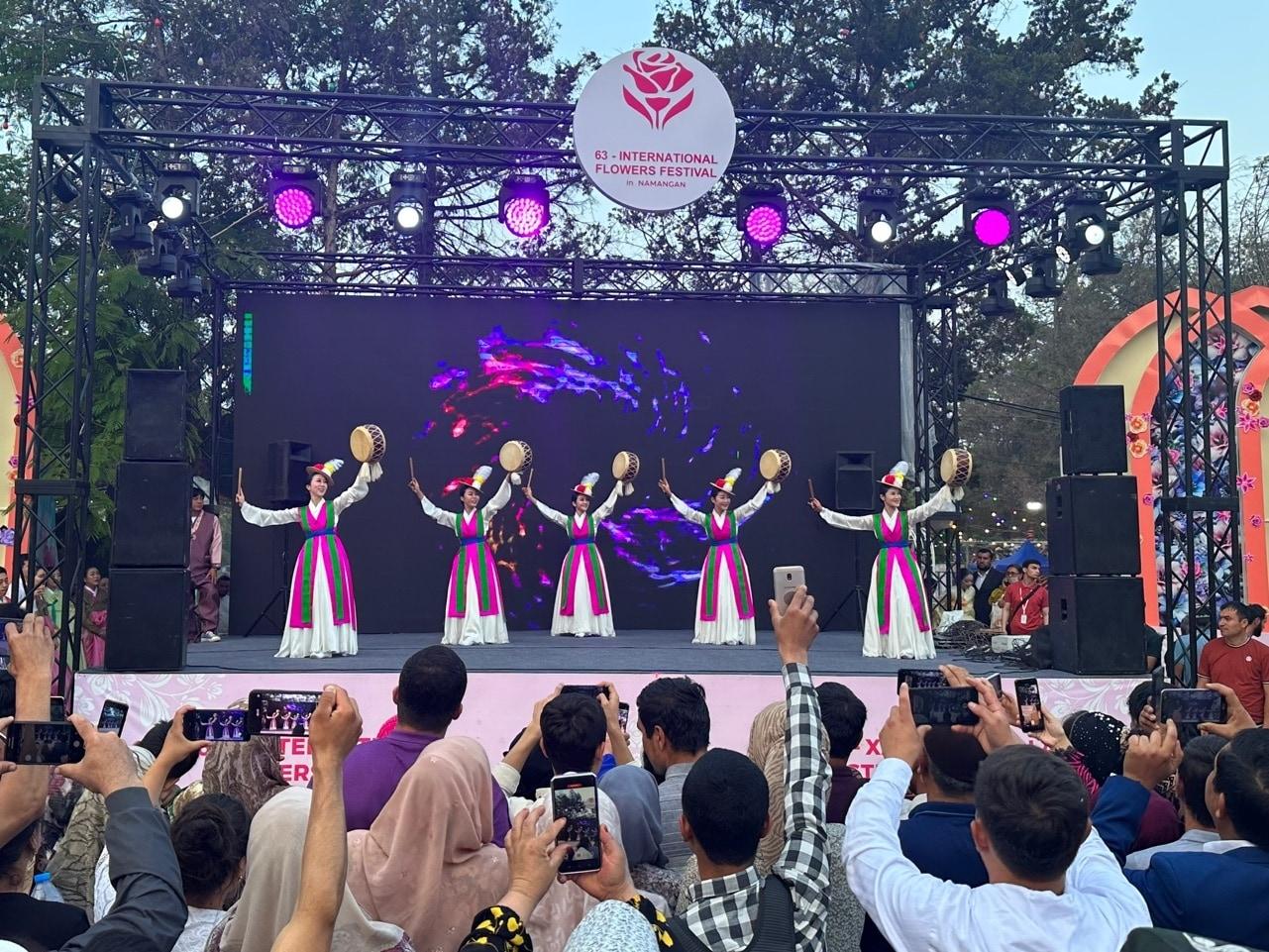 부여충남국악단이 우즈베키스탄 나망간주 국제 꽃축제에서 공연을 선보이고 있다. &#40;부여군 제공&#41;/뉴스1