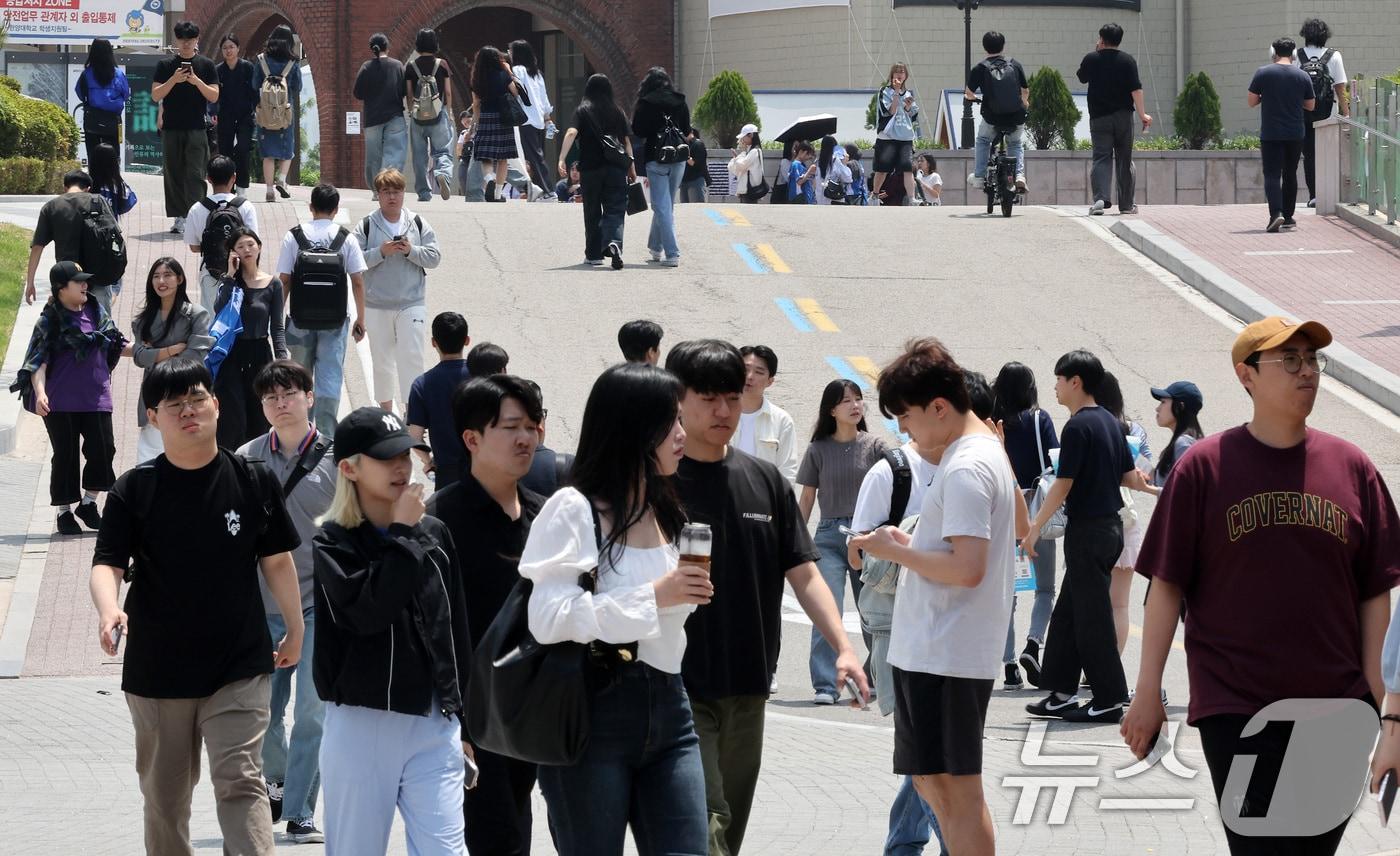 지난달 22일 서울 성동구 한 대학 캠퍼스가 축제를 찾은 학생들로 붐비고 있다./뉴스1 ⓒ News1 이동해 기자