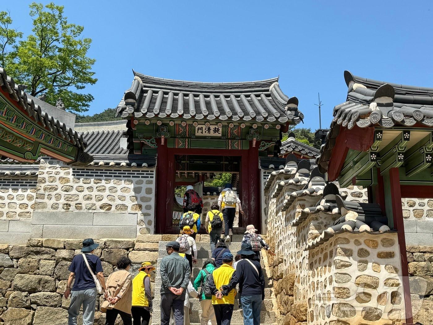 중구치매안심센터가 진행한 남한산성 행궁 나들이 문화 체험 활동.&#40;중구청 제공&#41;