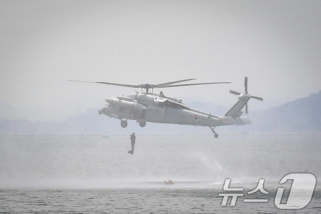 22일 합동참모본부가 해군군수사령부 병기탄약창에서 폭발물처리&#40;EOD&#41; 능력에 대한 상호 기술교류와 연합·합동성 강화, 유관기관과 협업체계 발전을 목적으로 ’2024년 합동 폭발물처리 세미나 및 훈련&#39;을 진행하는 모습. &#40;해군 제공&#41;