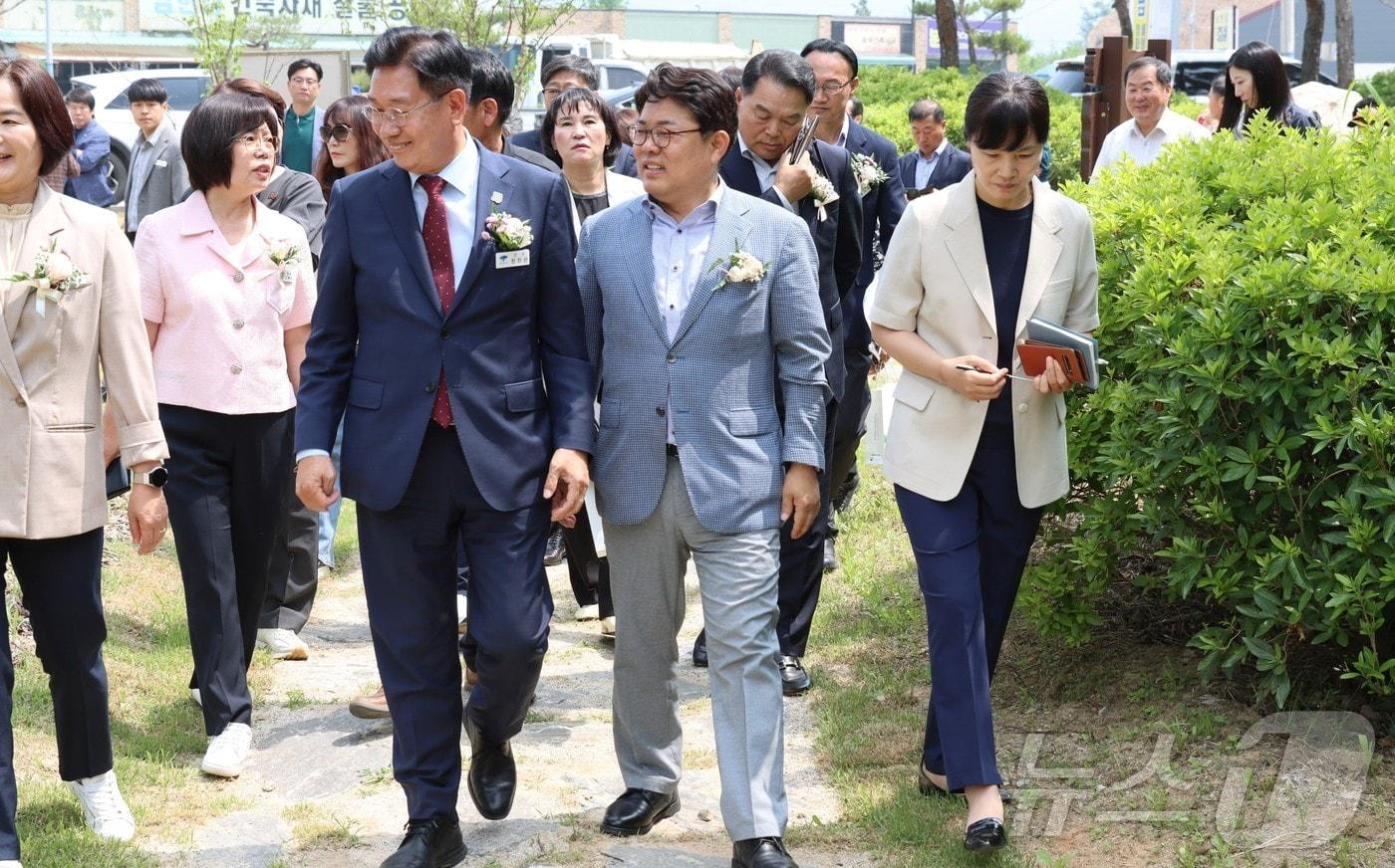 김동구 청장&#40;가운데&#41;이 22일 경기 양평군 &#39;수풀로 오빈리 수변녹지&#39;를 둘러보고 있는 모습.&#40;한강청 제공&#41;