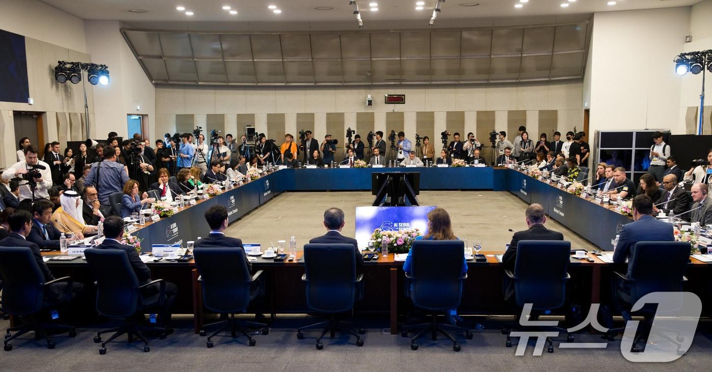 이종호 과학기술정보통신부 장관이 22일 오후 서울 성북구 한국과학기술연구원&#40;KIST&#41;에서 열린 &#39;AI 서울 정상회의 장관 세션&#39;에서 환영사를 하고 있다. &#40;과학기술정보통신부 제공&#41; 2024.5.22/뉴스1