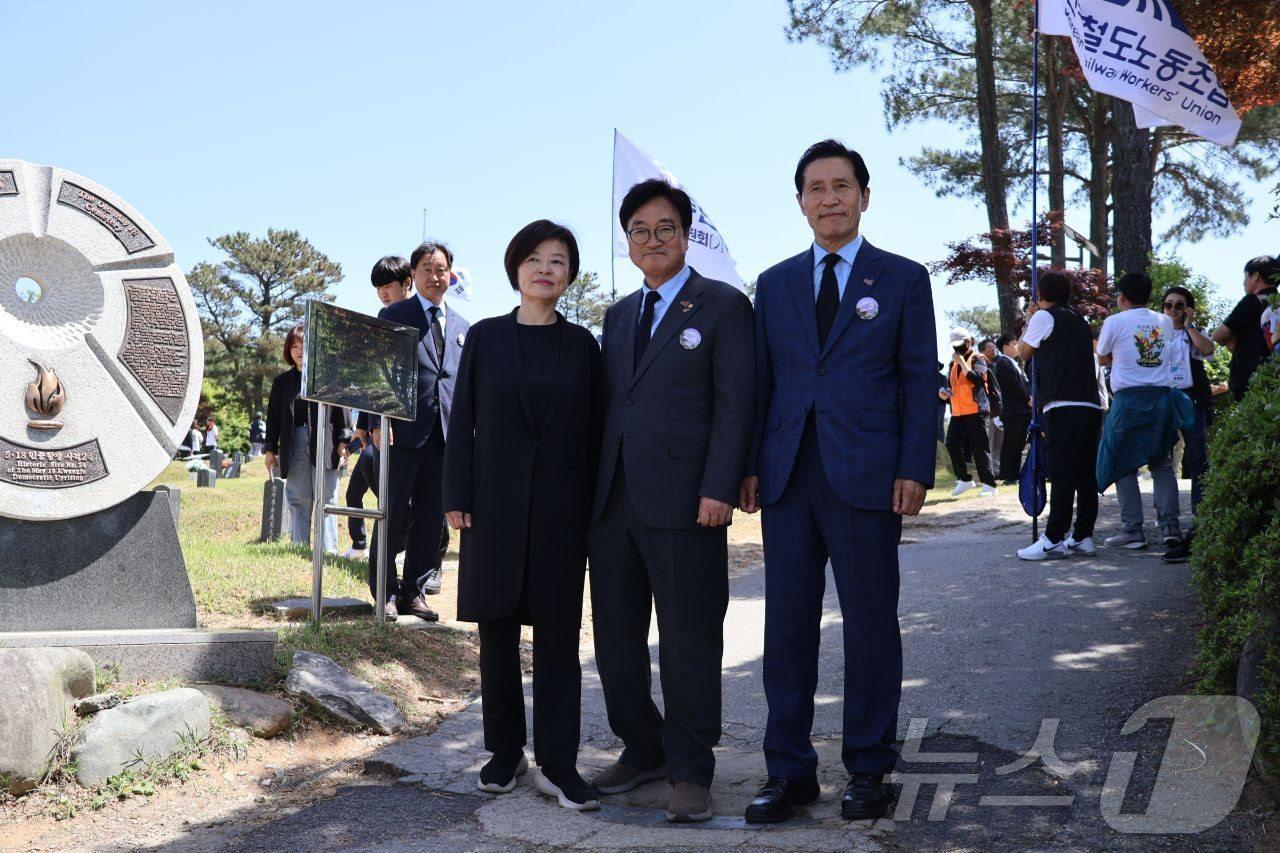  지난 18일 광주 망월동 묘역의 전두환 비석을 밟고 있는 더불어민주당 이학영 국회부의장 후보&#40;오른쪽부터&#41;, 우원식 의장 후보, 진선미 당선인. &#40;SNS 갈무리&#41; ⓒ 뉴스1