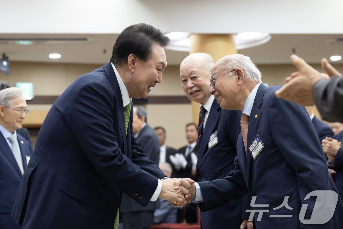 윤석열 대통령이 22일 서울 서초구 대한민국학술원에서 열린 대한민국학술원 개원 70주년 기념식에서 권숙일 전 회장과 악수하고 있다. &#40;대통령실 제공&#41; 2024.5.22/뉴스1 ⓒ News1 오대일 기자