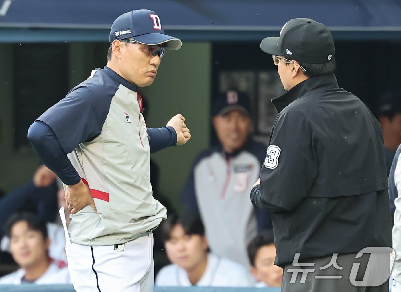 22일 오후 서울 송파구 잠실야구장에서 열린 프로야구 &#39;2024 신한 SOL 뱅크 KBO리그&#39; SSG 랜더스와 두산 베어스의 경기, 1회말 무사 1루 상황에서 두산 이승엽 감독이 두산 강승호 타격 방해 상황과 관련해 항의하고 있다. 2024.5.22/뉴스1 ⓒ News1 김도우 기자