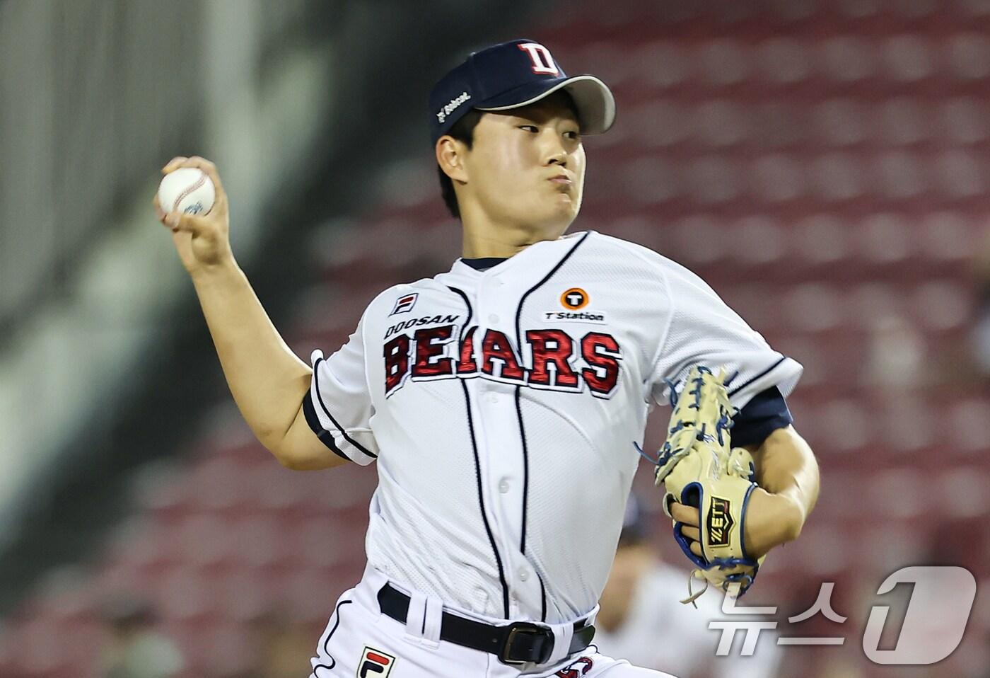 22일 오후 서울 송파구 잠실야구장에서 열린 프로야구 &#39;2024 신한 SOL 뱅크 KBO리그&#39; SSG 랜더스와 두산 베어스의 경기, 8회초 등판한 두산 김택연이 역투하고 있다. 2024.5.22/뉴스1 ⓒ News1 김도우 기자