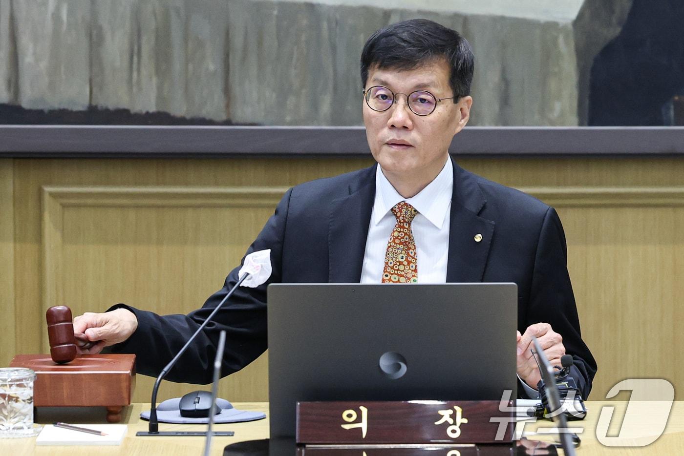 이창용 한국은행 총재가 23일 서울 중구 한국은행에서 열린 금융통화위원회에서 의사봉을 두드리고 있다. /뉴스1