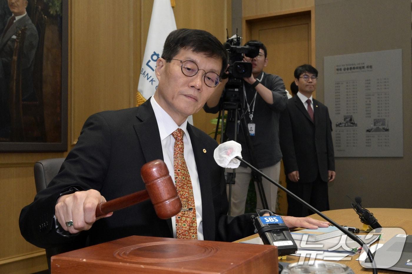 이창용 한국은행 총재가 23일 서울 중구 한국은행에서 열린 금융통화위원회에서 의사봉을 두드리고 있다. 2024.5.23/뉴스1 ⓒ News1 사진공동취재단