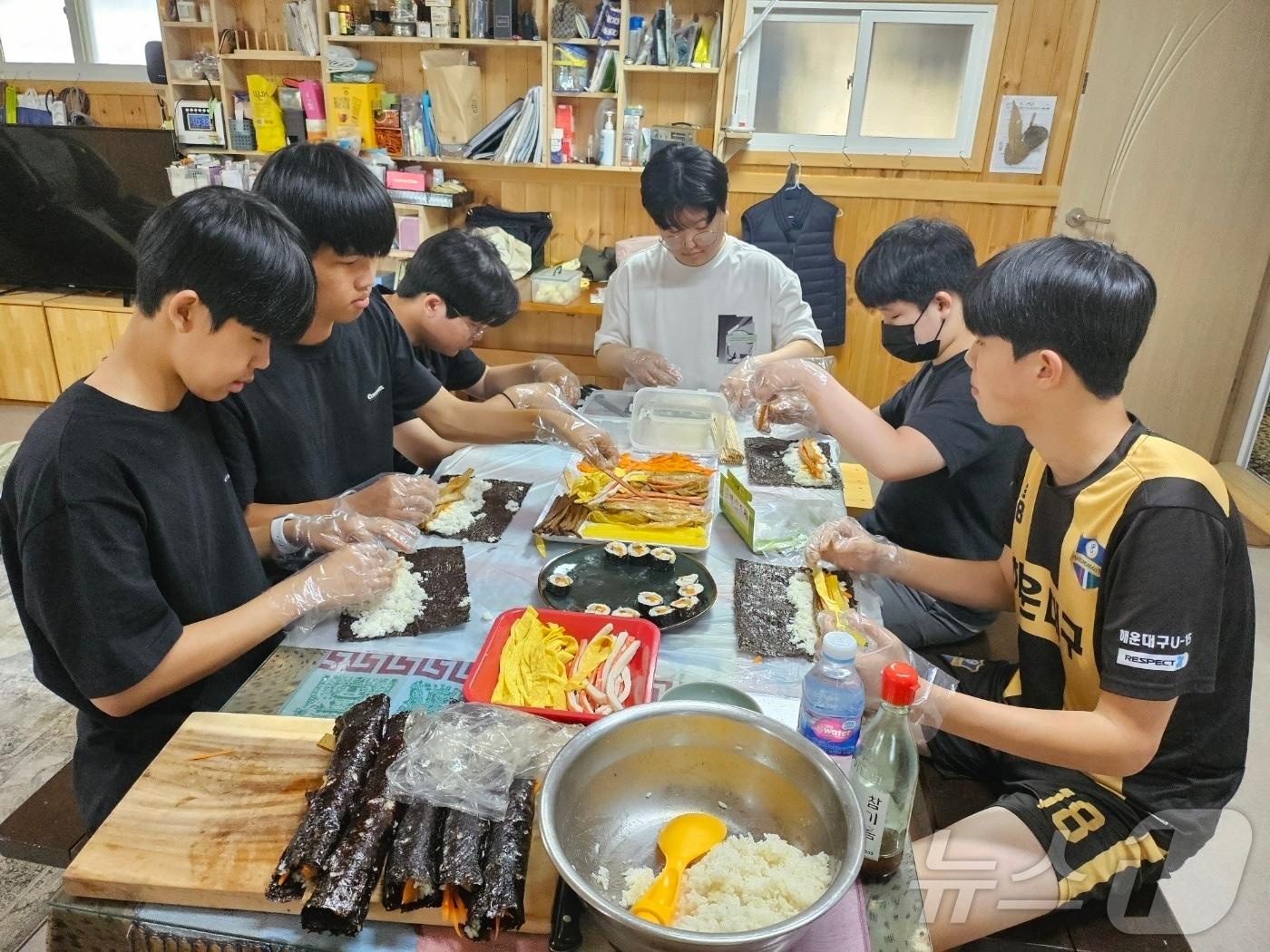 부산 신도중학교 학생들이 강진 푸소 체험을 하고 있다. ⓒ News1