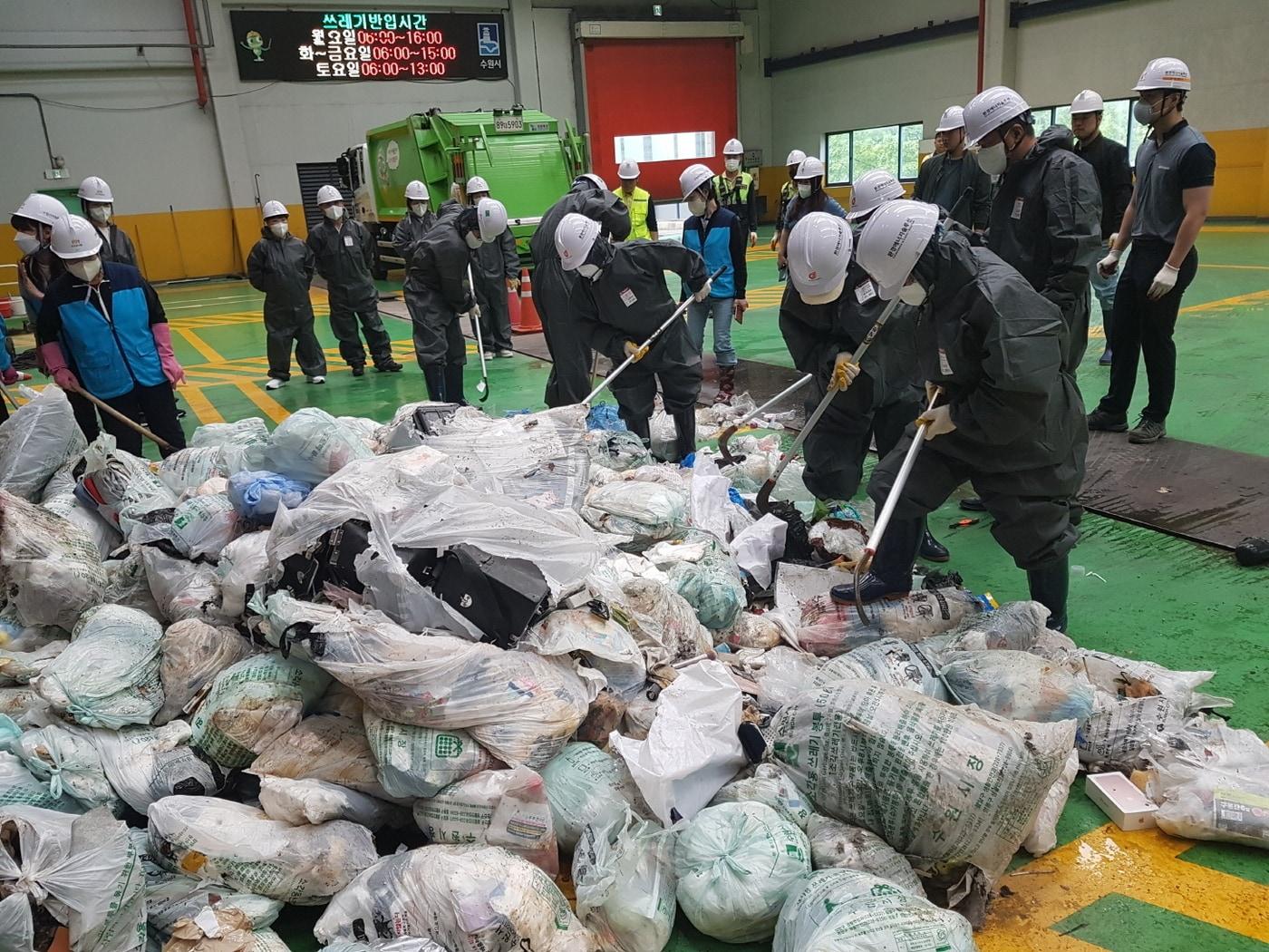 경기 수원시 공무원과 주민이 자원회수실로 반입되는 소각용 생활폐기물을 표본 검사하고 있다. &#40;수원시 제공&#41;