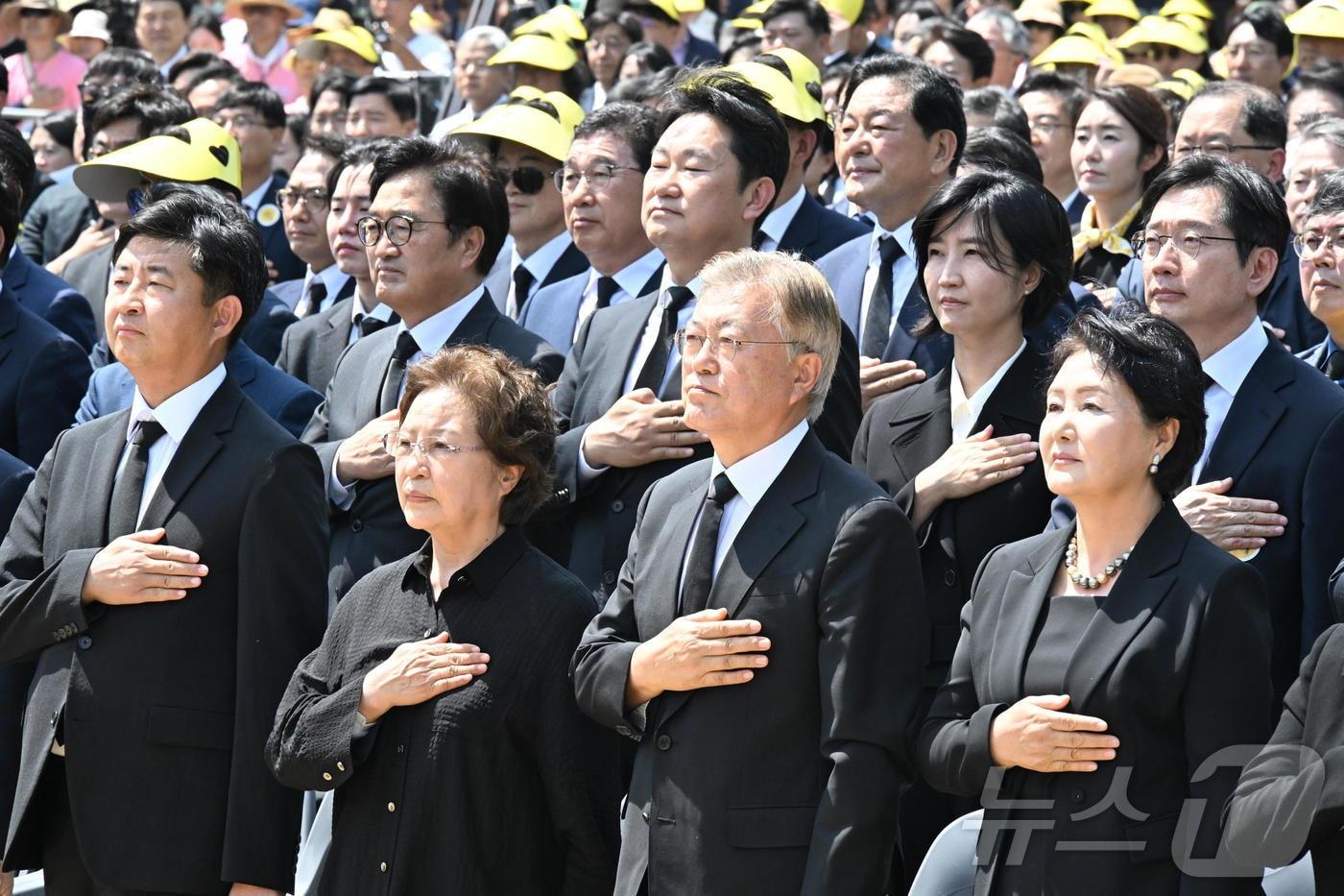 문재인 전 대통령과 부인 김정숙 여사가 23일 오후 경남 김해시 봉하마을에서 열린 고 노무현 전 대통령 서거 15주기 추도식에서 국기에 대한 경례를 하고 있다. 왼쪽 두 번째부터 권양숙 여사, 문 전 대통령, 김 여사. 김 여사 바로 뒤에는 김경수 전 경남지사가 자리했다. &#40;공동취재&#41; 2023.5.23/뉴스1 ⓒ News1 구윤성 기자