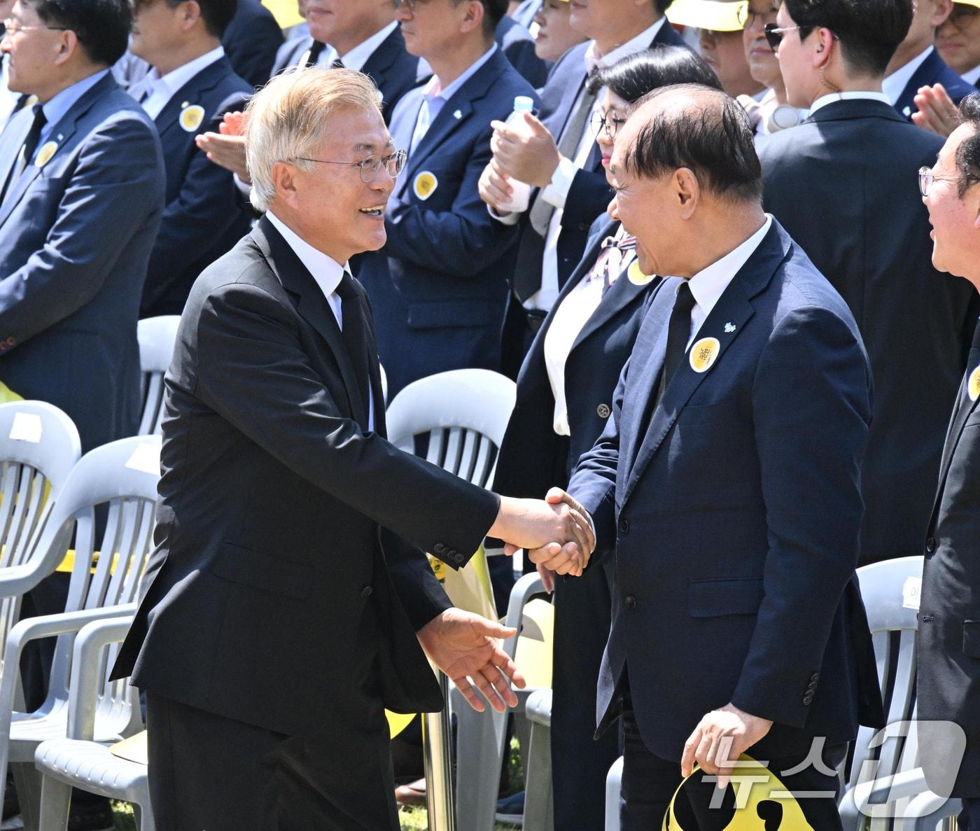 문재인 전 대통령과 황우여 국민의힘 비상대책위원장이 23일 오후 경남 김해시 봉하마을에서 열린 고 노무현 전 대통령 서거 15주기 추도식에서 악수를 나누고 있다. &#40;공동취재&#41; 2023.5.23/뉴스1 ⓒ News1 구윤성 기자