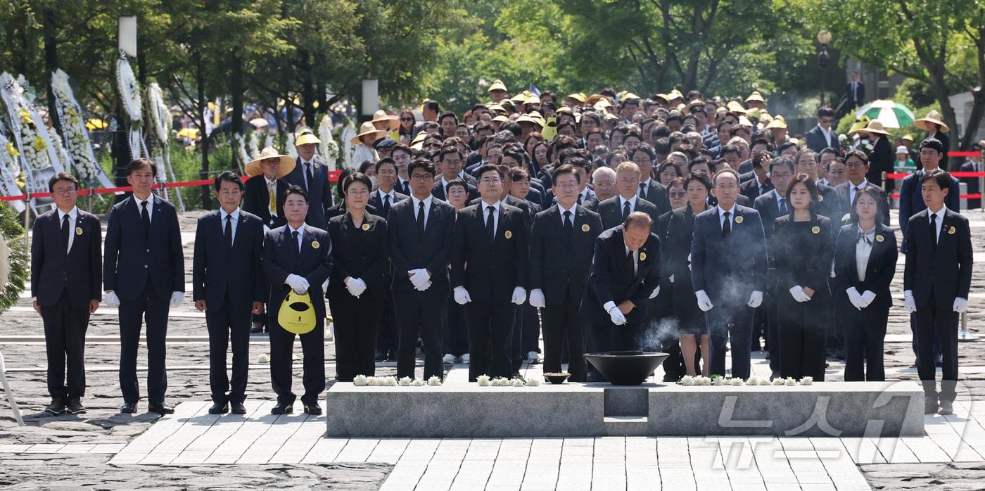 23일 오후 경남 김해시 진영읍 봉하마을에서 고 노무현 전 대통령 서거 15주기 추도식을 엄수하고 있다. 황우여 국민의힘 비대위원장, 이재명 더불어민주당 대표, 조국 조국혁신당 대표, 김준우 정의당 대표, 이석현 새로운미래 비대위원장, 윤희숙 진보당 상임대표 등이 참배하고 있다. &#40;공동취재&#41; 2024.5.23/뉴스1 ⓒ News1 구윤성 기자