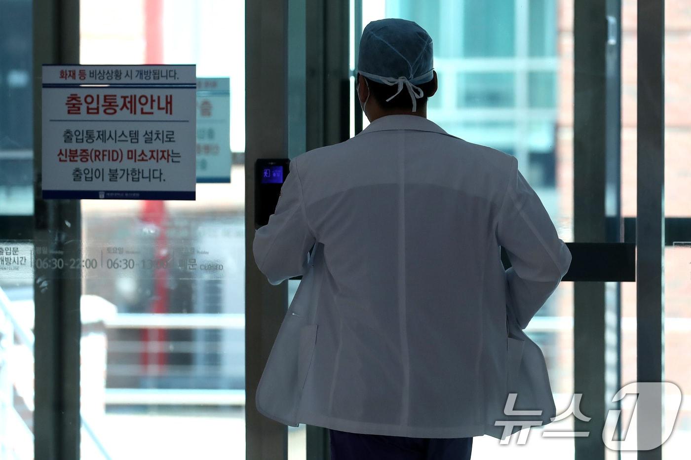23일 대구의 한 대학병원에서 의료진이 이동하고 있다. 2024.5.23/뉴스1 ⓒ News1 공정식 기자