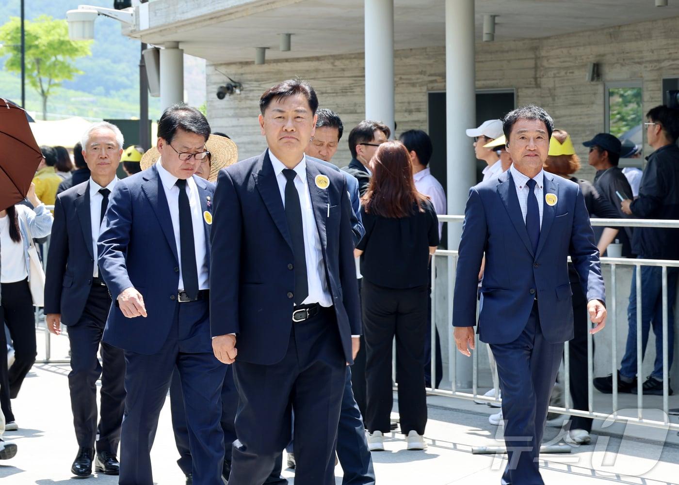 23일 김관영 전북자치도지사가 경남 김해시 진영읍 봉하마을에서 열린 고&#40;故&#41; 노무현 대통령 서거 15주기 추모식 참석을 위해 추도식장에 입장하고 있다.2024.5.23.&#40;전북자치도 제공&#41;/뉴스1