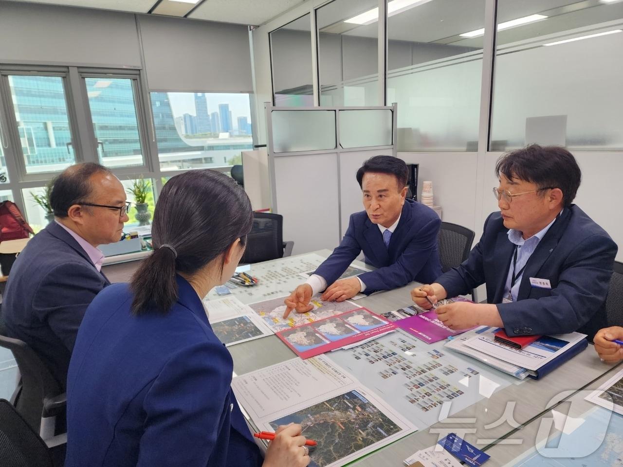 23일 국토교통부를 방문한 박동식 사천시장이 우주항공청 개청에 따른 교통·물류 인프라 확충을 건의하고 있다.&#40;사천시 제공&#41;