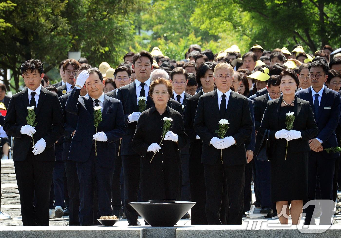 고 노무현 전 대통령 서거 15주기인 23일 오후 경남 김해시 봉하마을에서 열린 추도식에서 권양숙 여사와 문재인 전 대통령이 대통령 묘역에 참배하고 있다. 2024.5.23. ⓒ News1 구윤성 기자