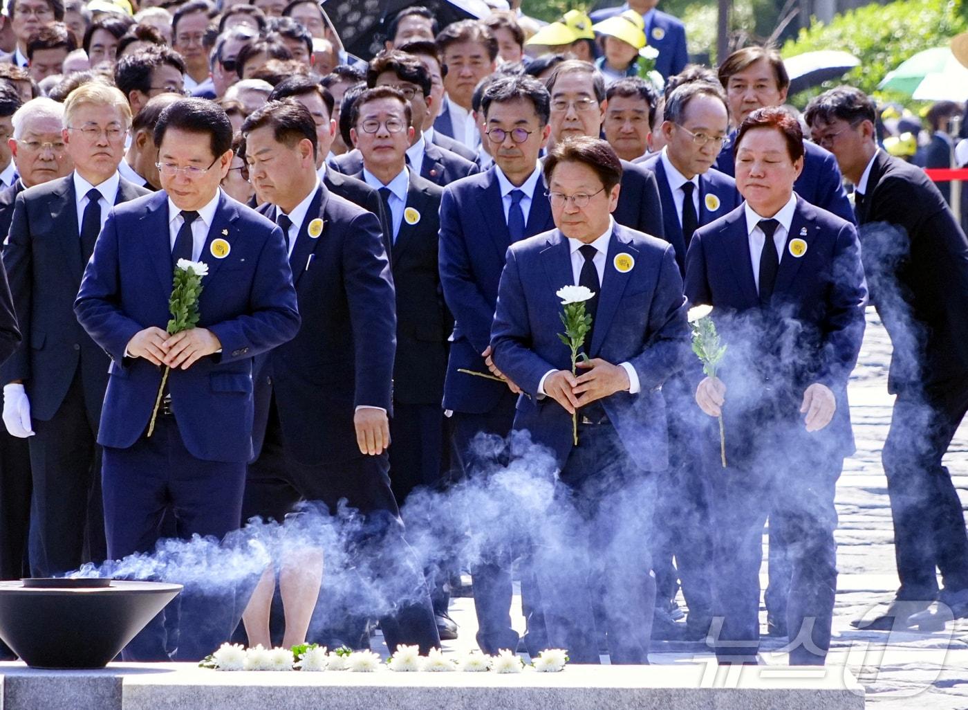 강기정 광주시장이 23일 오후 경남 김해시 봉하마을에서 열린 &#39;노무현 대통령 서거 15주기 추도식&#39;에 참석해 노 전 대통령 묘역을 참배하고 있다.&#40;광주시 제공&#41;2024.5.23/뉴스1 