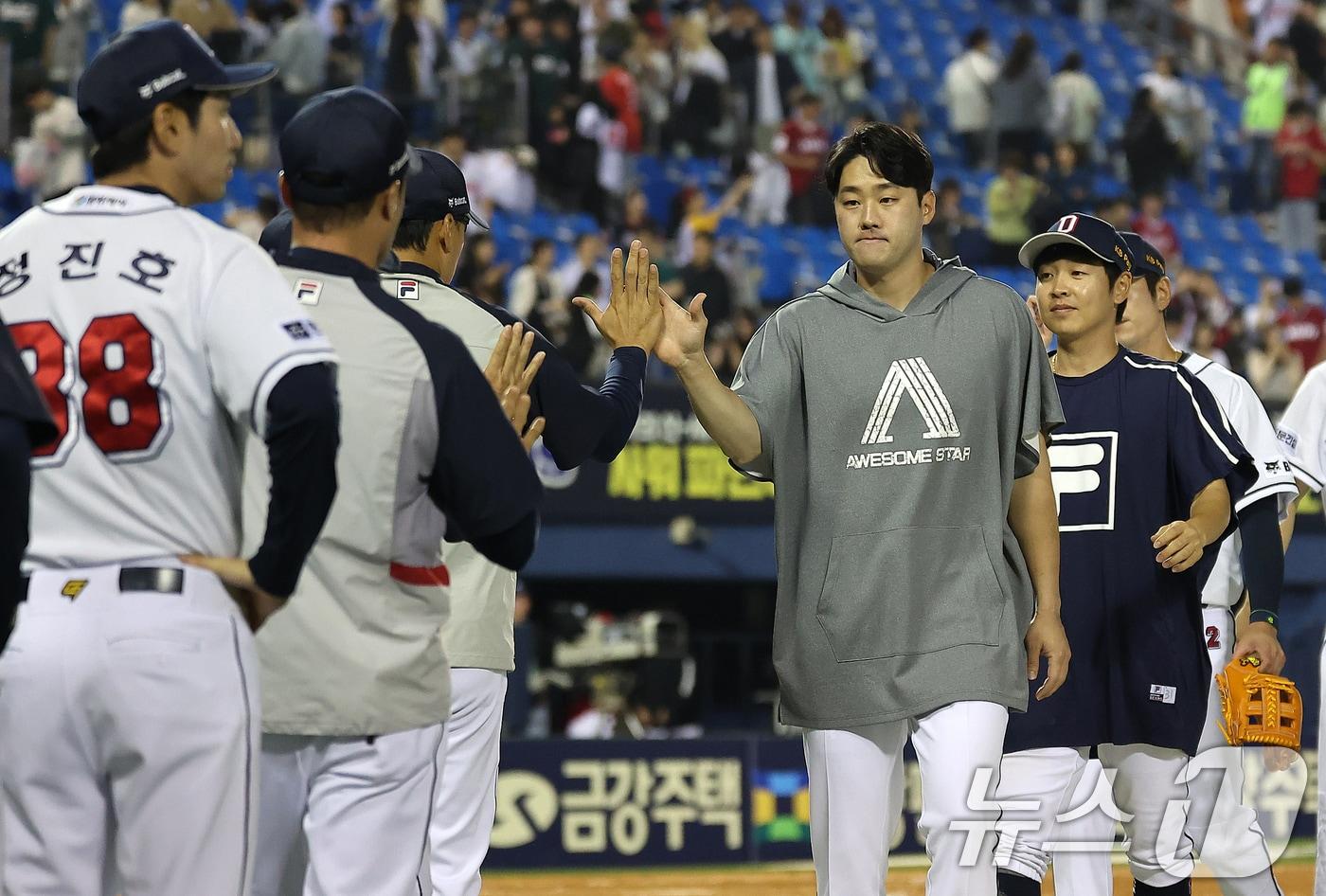 23일 오후 서울 송파구 잠실야구장에서 열린 프로야구 &#39;2024 신한 SOL 뱅크 KBO리그&#39; SSG 랜더스와 두산 베어스의 경기에서 10대3 대승을 거두며 시리즈 스윕을 거둔 두산 선수들이 기쁨을 나누고 있다. 2024.5.23/뉴스1 ⓒ News1 김진환 기자