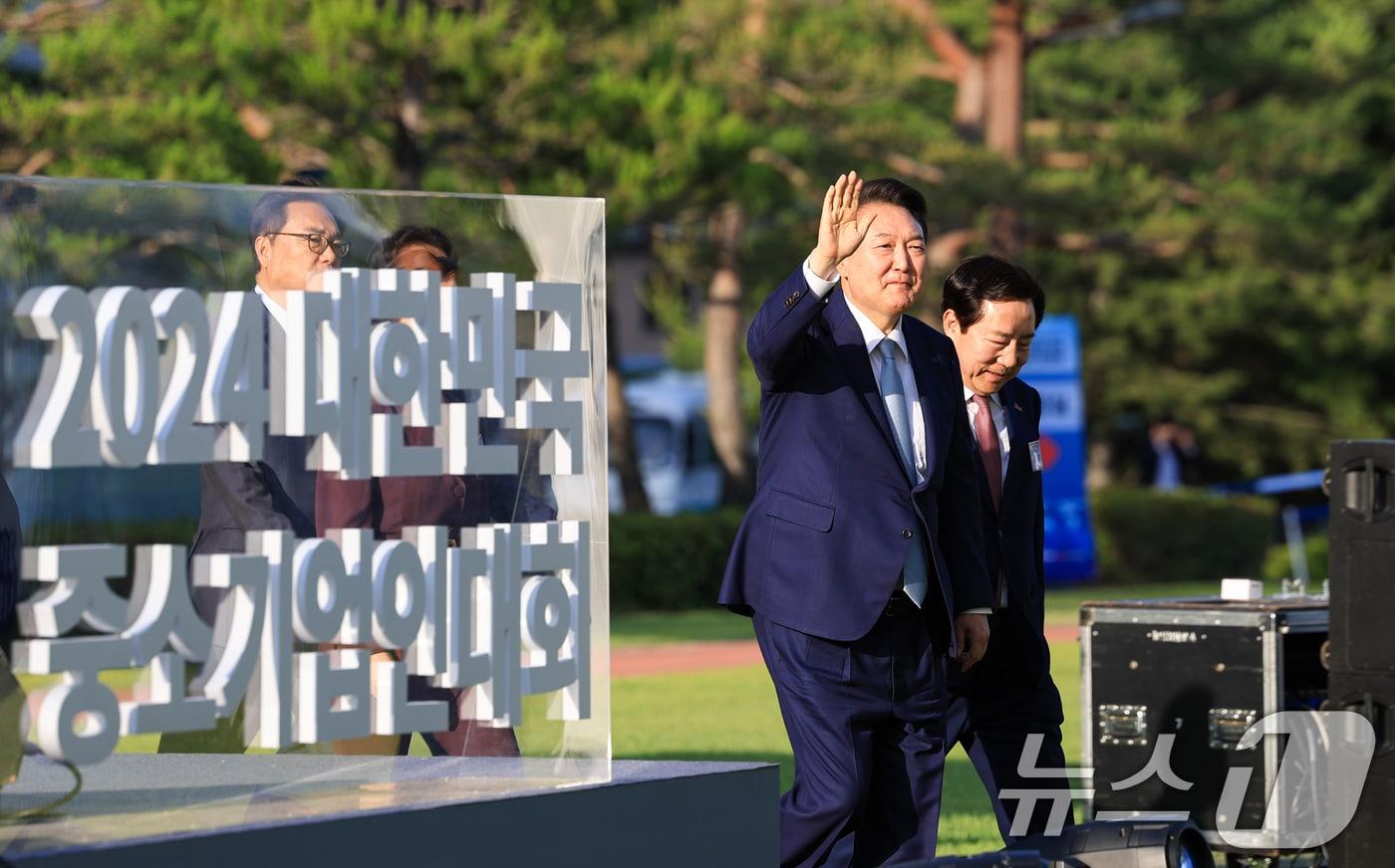 윤석열 대통령이 23일 용산 대통령실 청사 잔디마당에서 열린 2024 대한민국 중소기업인대회에 참석하고 있다. &#40;대통령실 제공&#41; 2024.5.23/뉴스1 ⓒ News1 오대일 기자