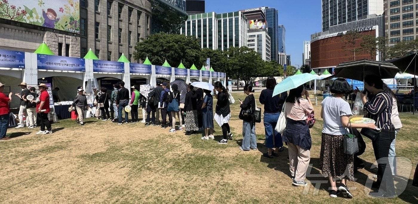 10회 한국 축제&여행 박람회에 참여한 제천시 홍보 부스에 몰려 있는 관람객들.&#40;제천시 제공&#41;2024.5.24/뉴스1