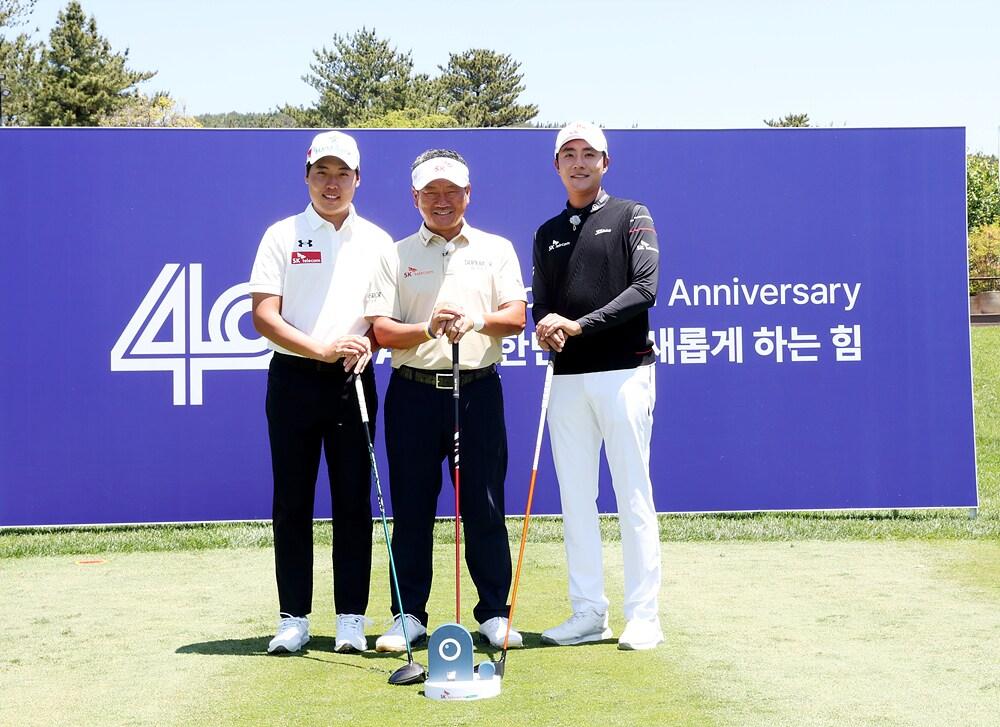 최경주&#40;가운데&#41; 프로와 이승민&#40;왼쪽&#41;, 김한별&#40;오른쪽&#41; 프로가 ‘SKT 채리티 오픈’에서 기념촬영을 하고 있다.&#40;SK텔레콤 제공&#41;