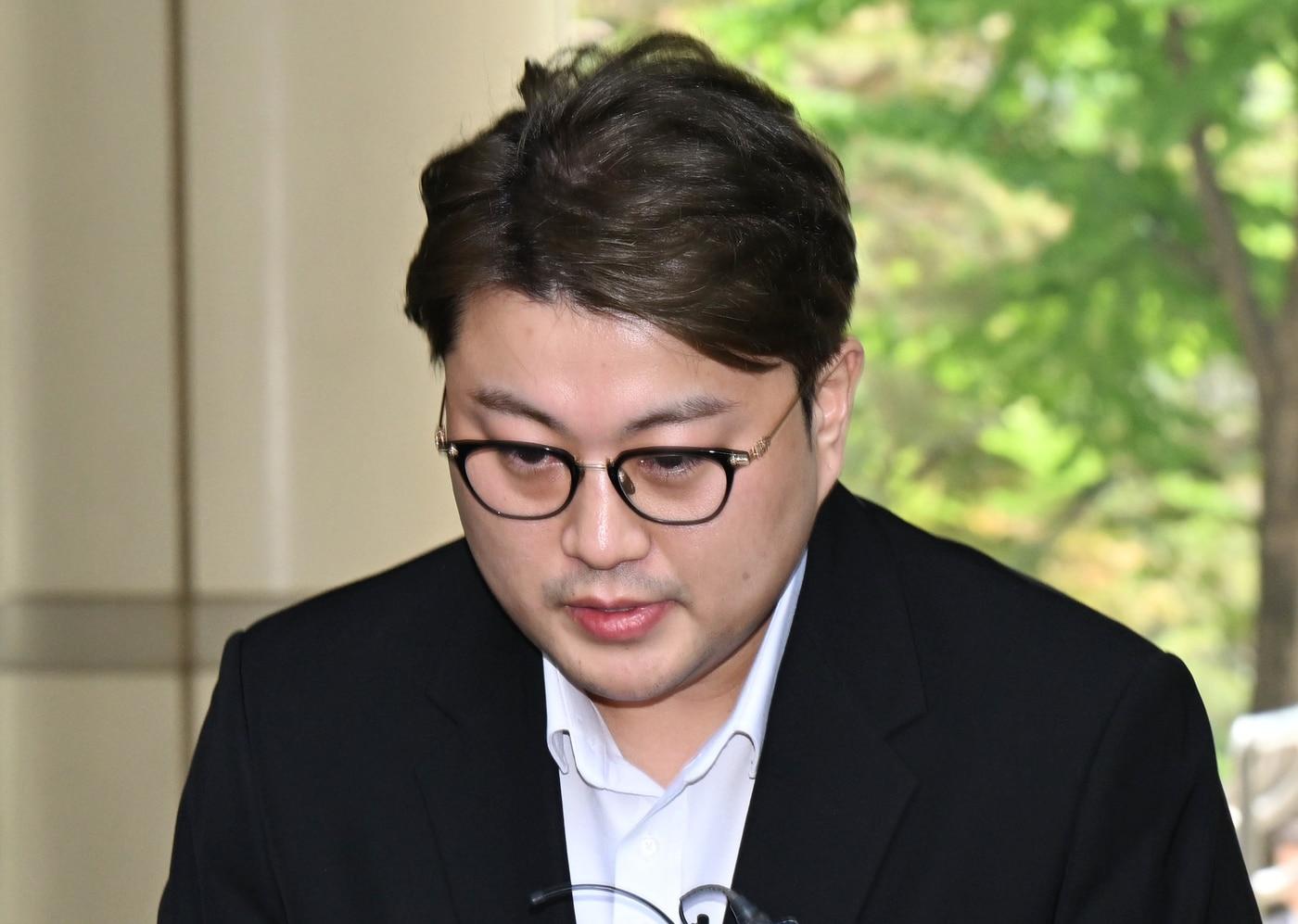 음주 뺑소니 혐의를 받는 가수 김호중이 24일 오전 서울 서초구 서울중앙지방법원에서 영장실질심사&#40;구속 전 피의자심문&#41;에 출석하고 있다 ⓒ News1 장수영 기자