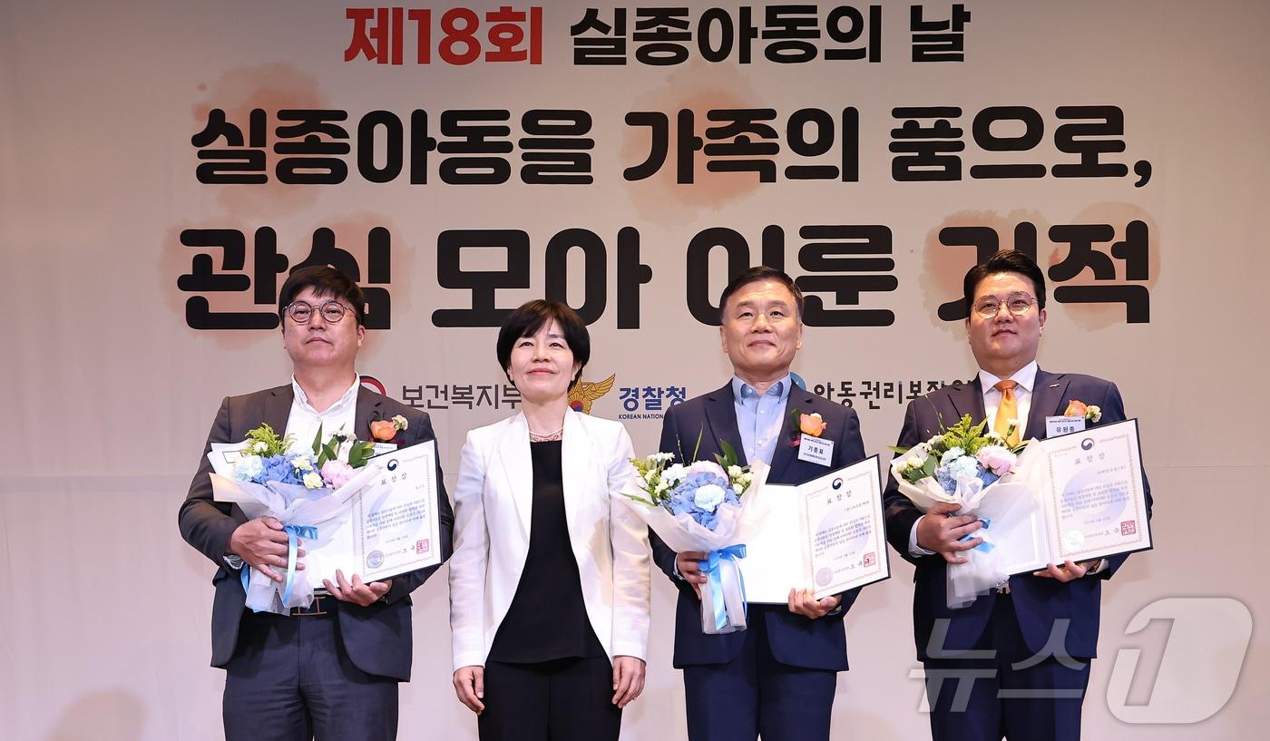 서명훈 뉴스1 사회부장&#40;왼쪽 첫 번째&#41;이 24일 서울 중구 앰배서더 서울 풀만호텔에서 열린 &#39;제18회 실종아동의 날 기념식&#39;에서 보건복지부 장관 표창을 받은 후 수상자들과 기념촬영을 하고 있다. 2024.5.24/뉴스1 ⓒ News1 김도우 기자