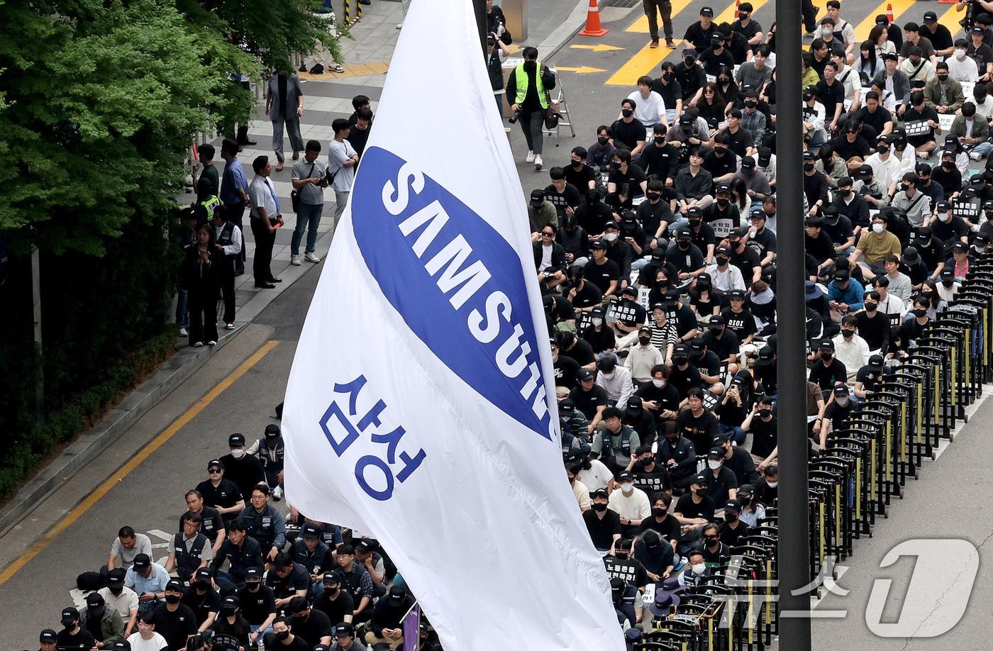 전국삼성전자노조 조합원들이 24일 오후 서울 서초구 삼성전자 서초사옥 앞에서 문화행사를 갖고 임금 협상 및 올해 임금 인상안 재논의 등을 요구하고 있다. 2024.5.24/뉴스1 ⓒ News1 장수영 기자